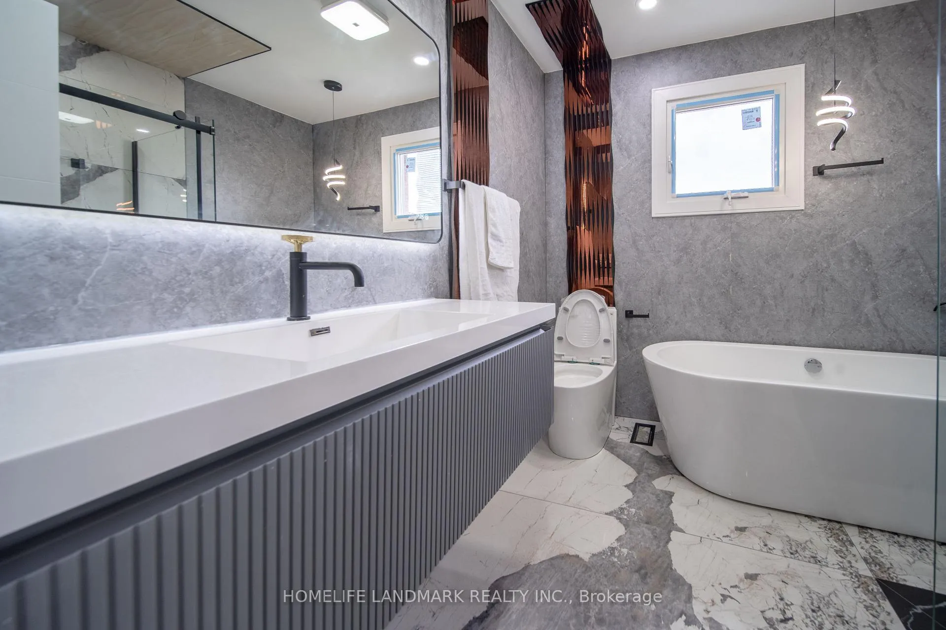 Photo 10 of 224 Macedonia Crescent, Mississauga, Fairview — HOMEH
