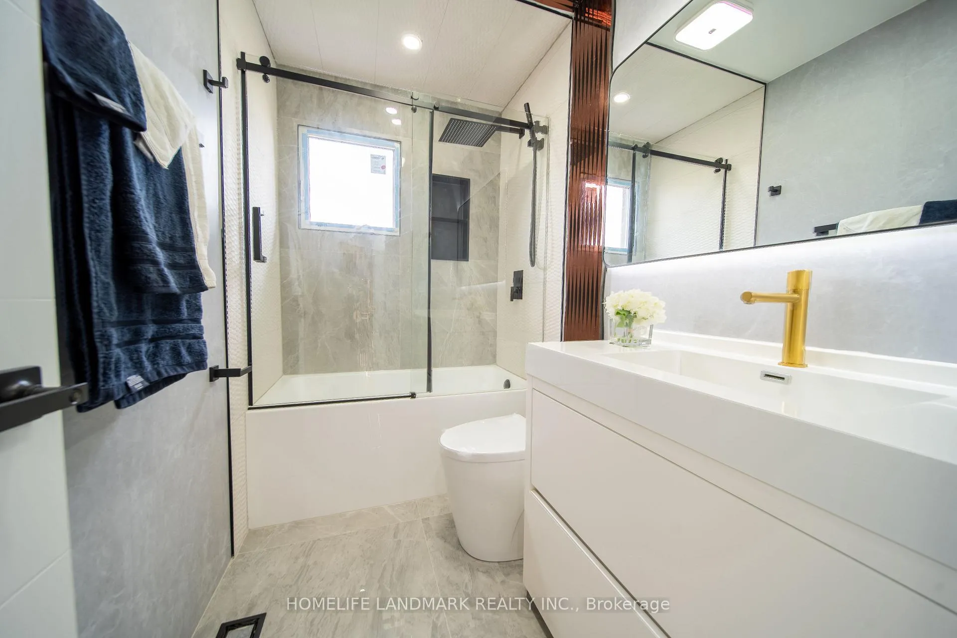 Photo 19 of 224 Macedonia Crescent, Mississauga, Fairview — HOMEH