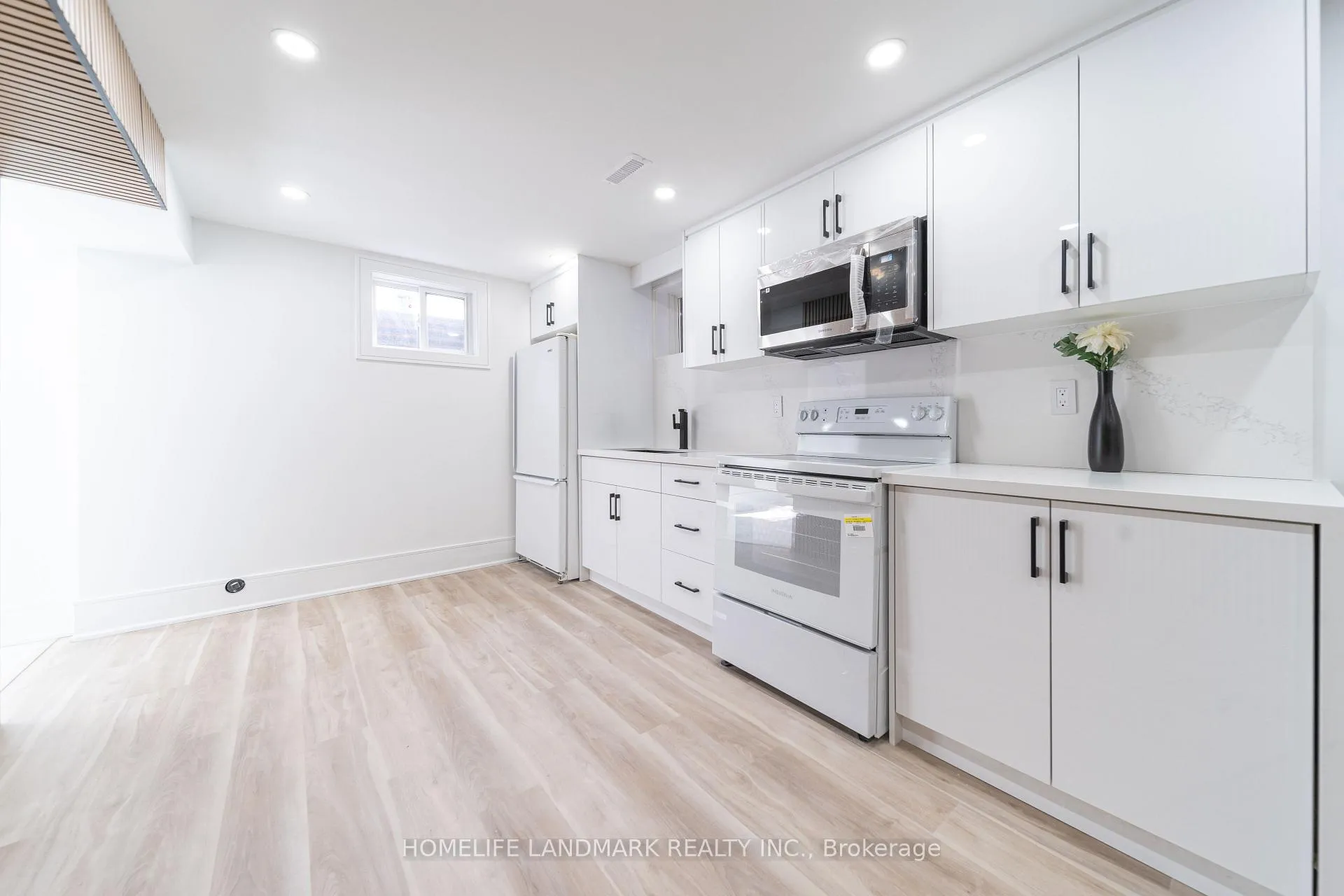 Photo 33 of 224 Macedonia Crescent, Mississauga, Fairview — HOMEH