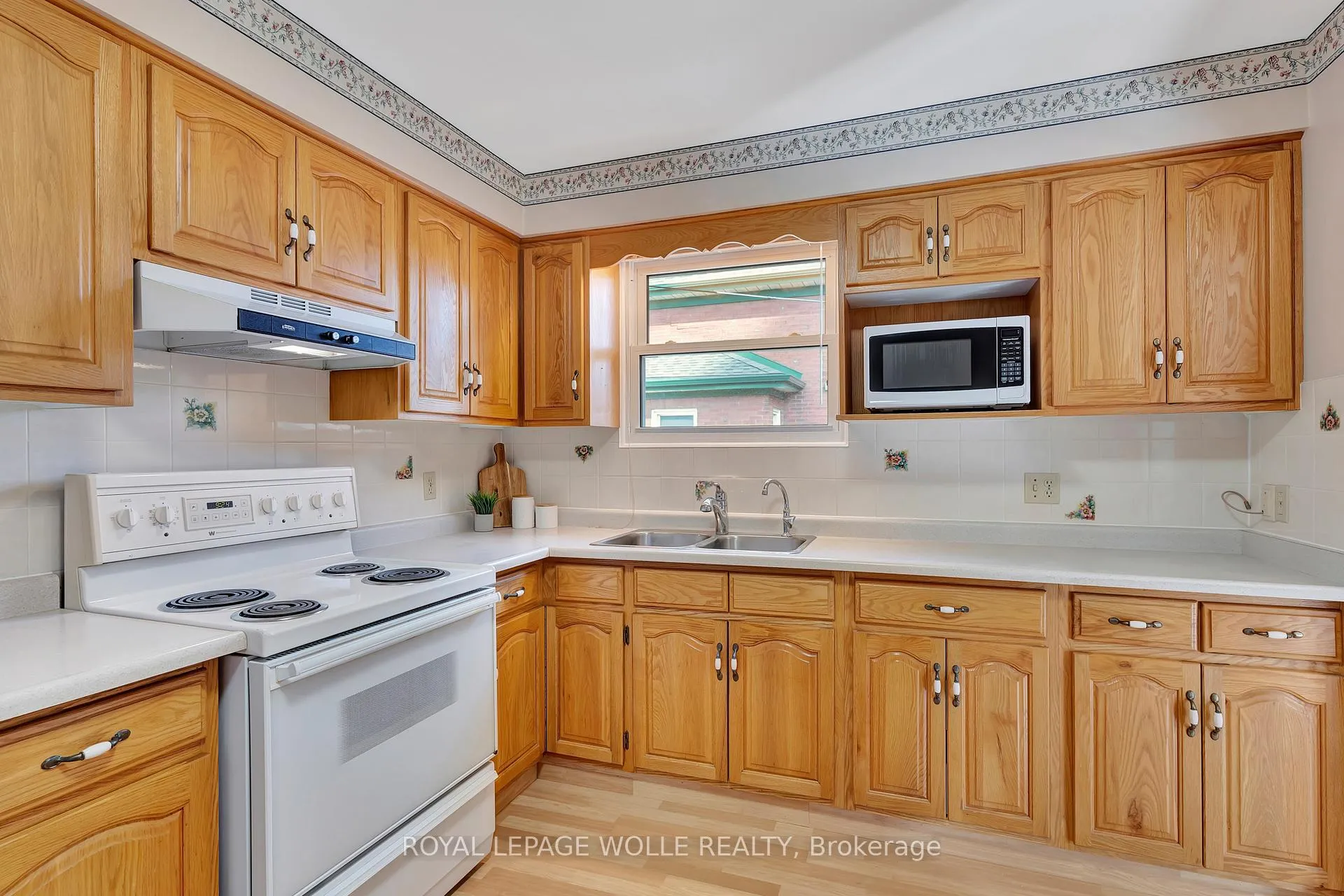 Photo 10 of 73 Brunswick Avenue, Kitchener — HOMEH