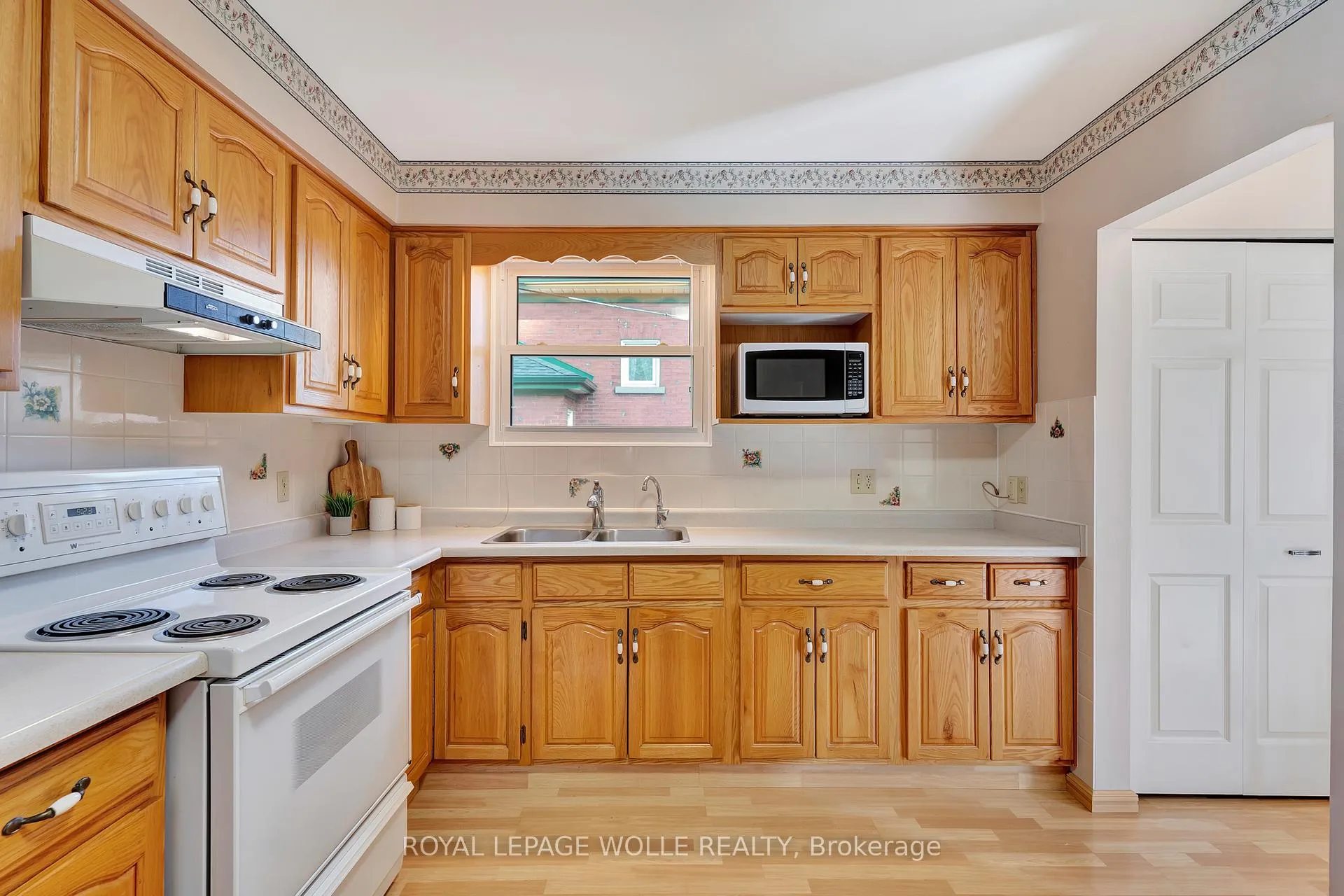 Photo 11 of 73 Brunswick Avenue, Kitchener — HOMEH