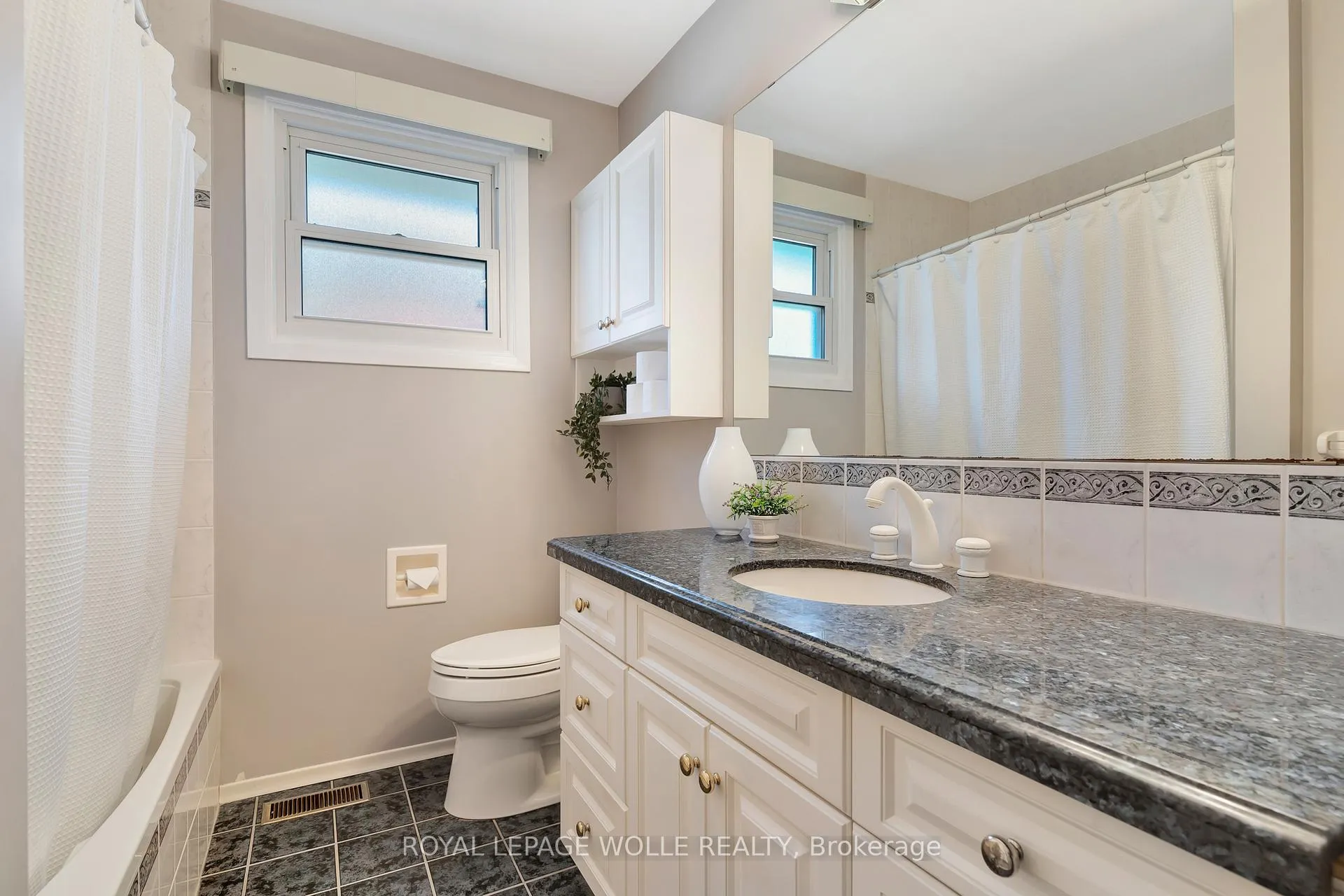 Photo 16 of 73 Brunswick Avenue, Kitchener — HOMEH