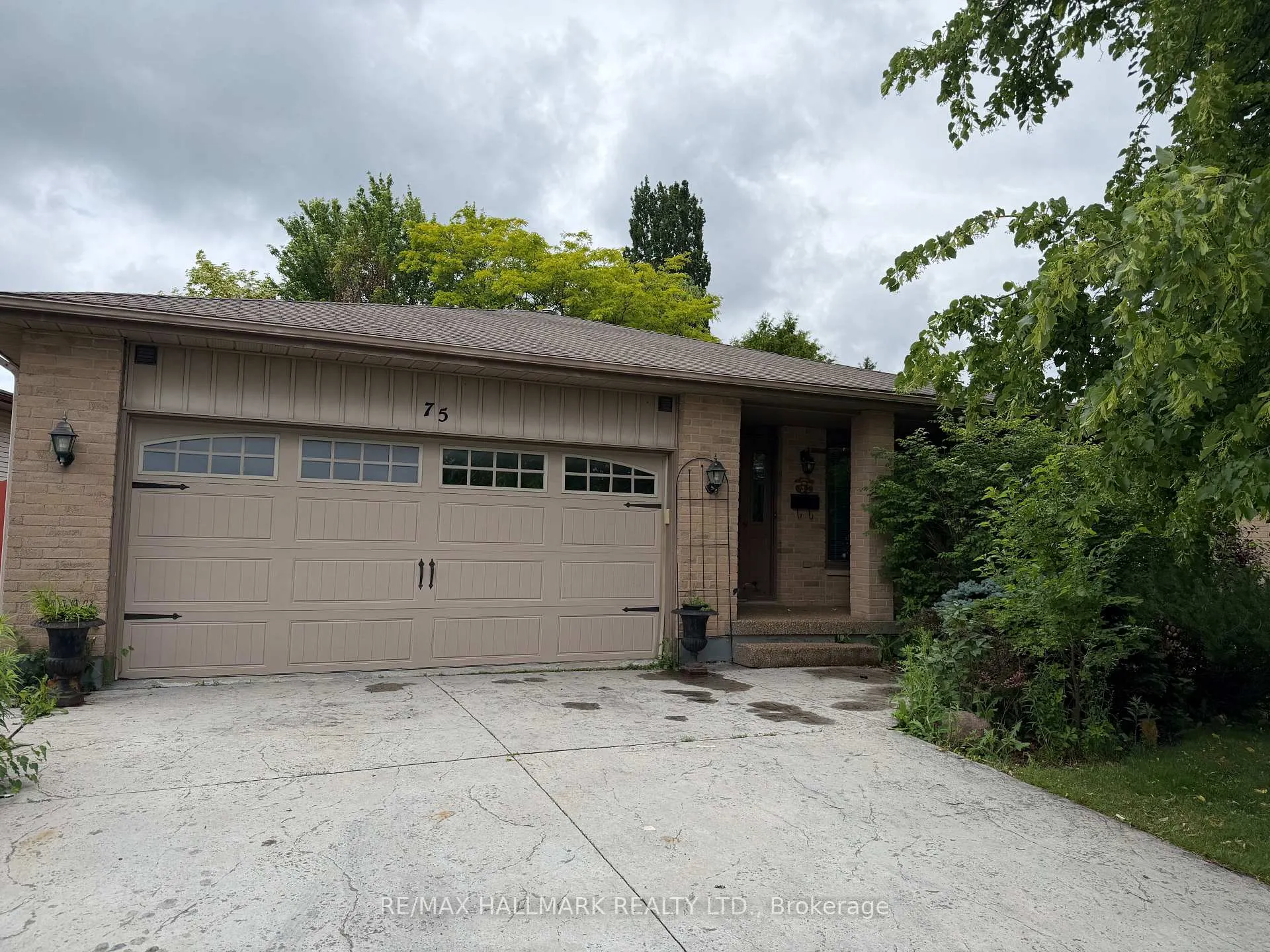Photo 2 of 75 Golfview Crescent, London, South Q — HOMEH