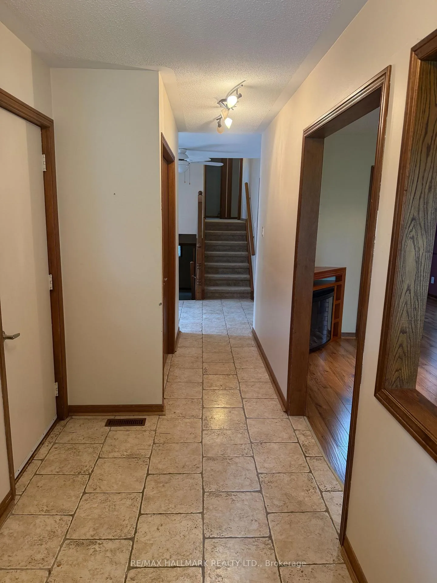 Photo 4 of 75 Golfview Crescent, London, South Q — HOMEH