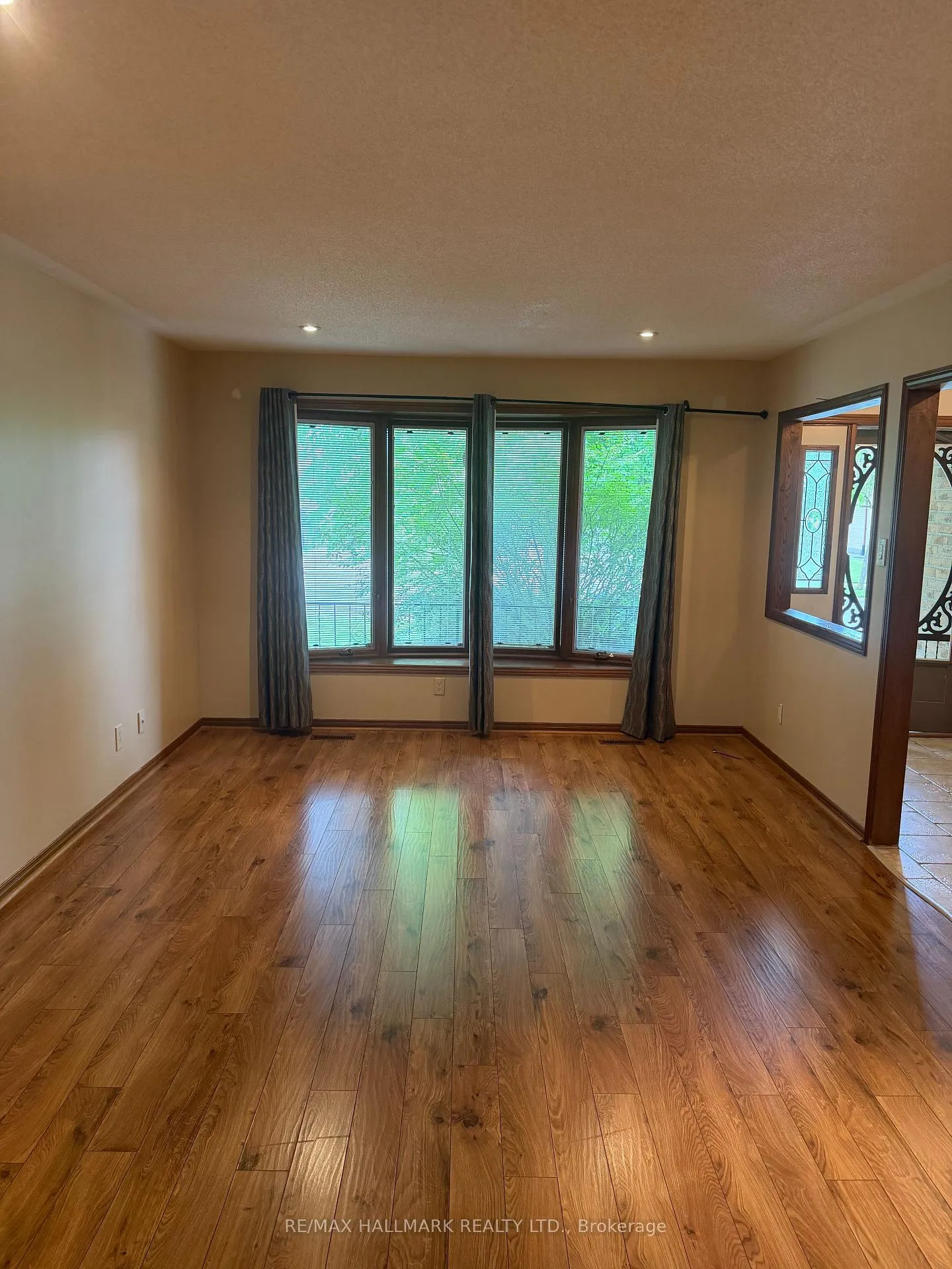 Photo 5 of 75 Golfview Crescent, London, South Q — HOMEH