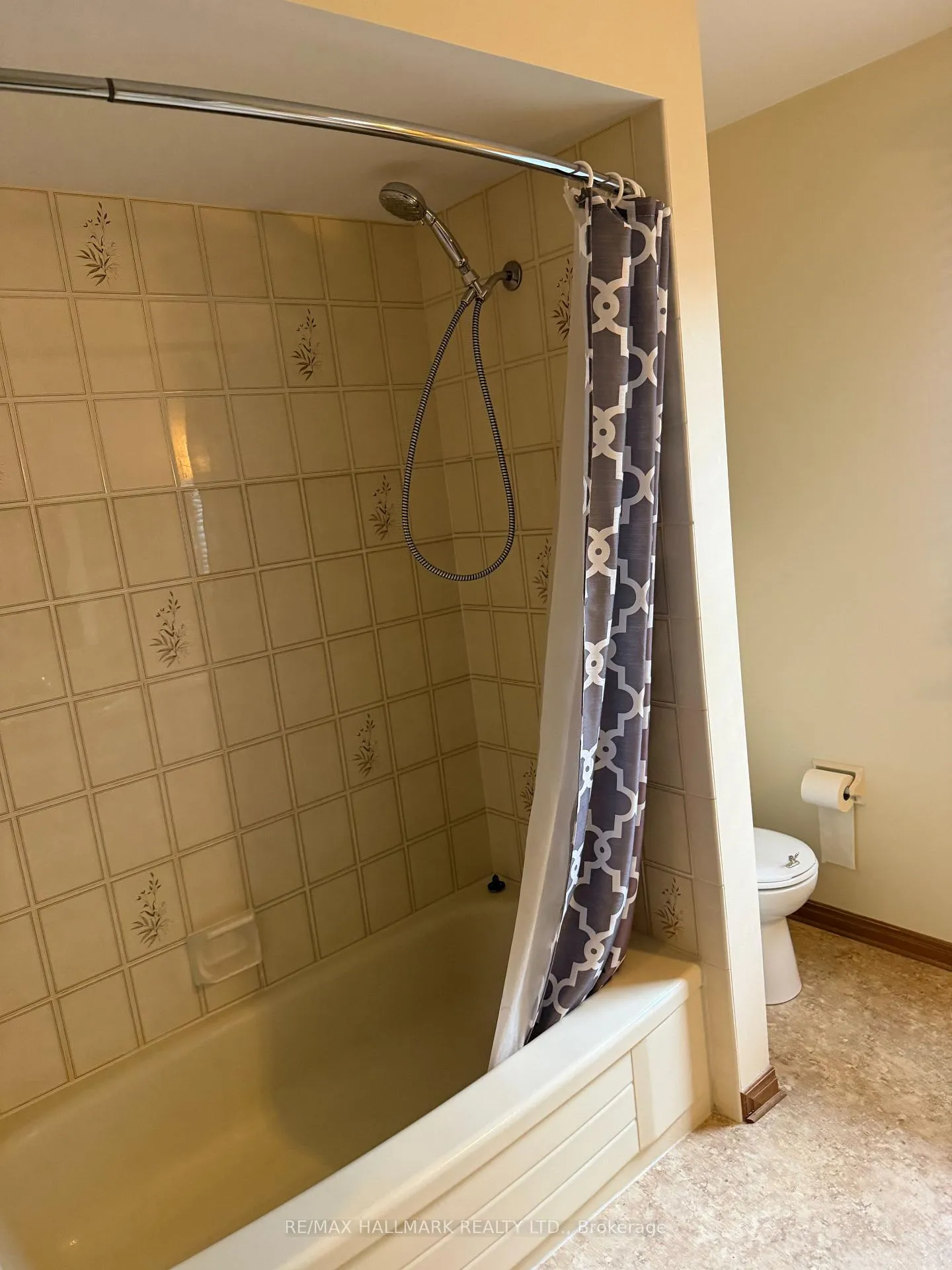 Photo 10 of 75 Golfview Crescent, London, South Q — HOMEH