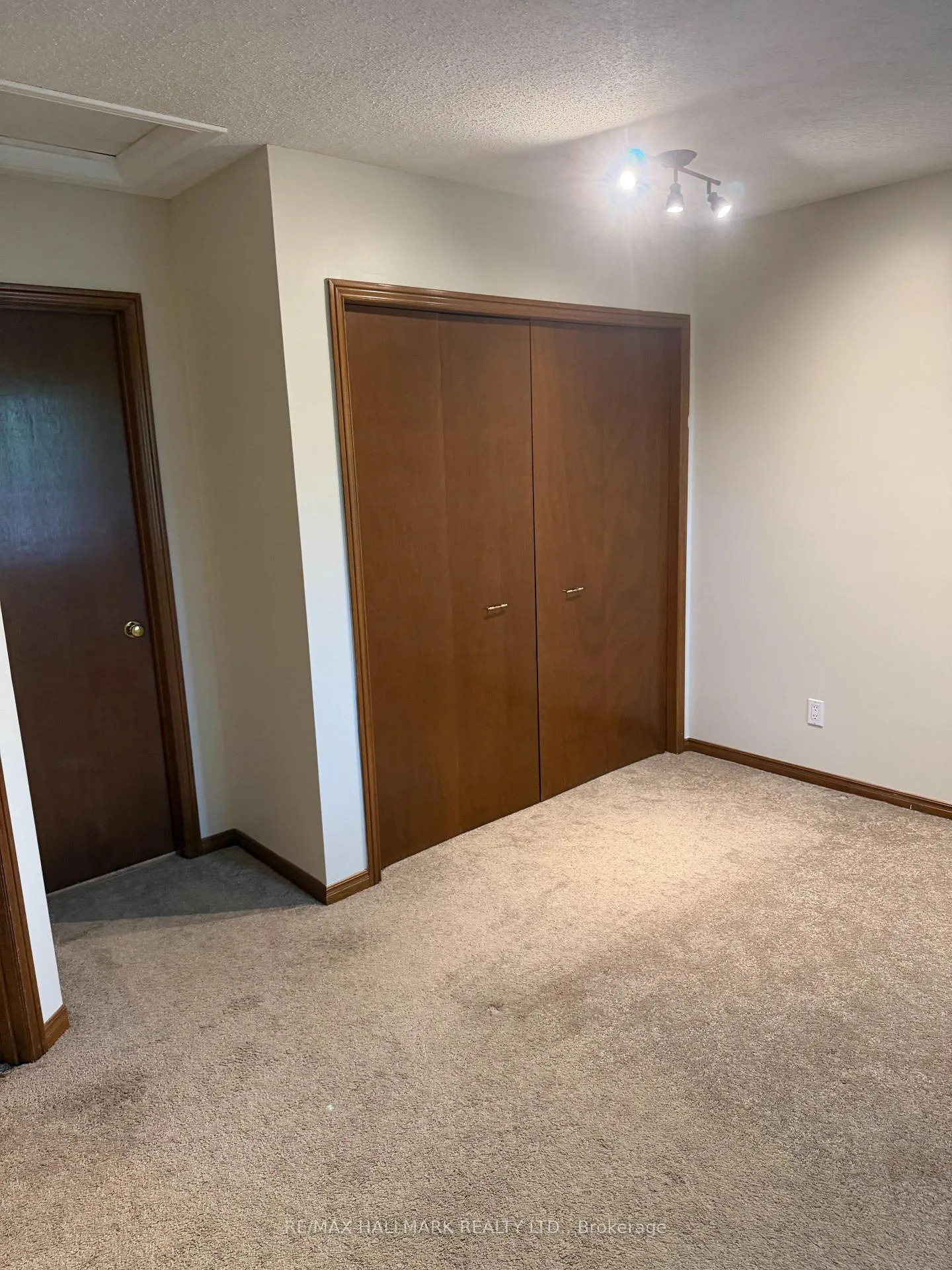 Photo 12 of 75 Golfview Crescent, London, South Q — HOMEH