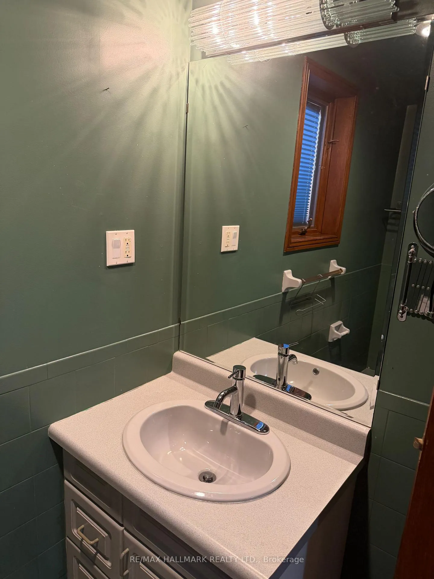 Photo 18 of 75 Golfview Crescent, London, South Q — HOMEH