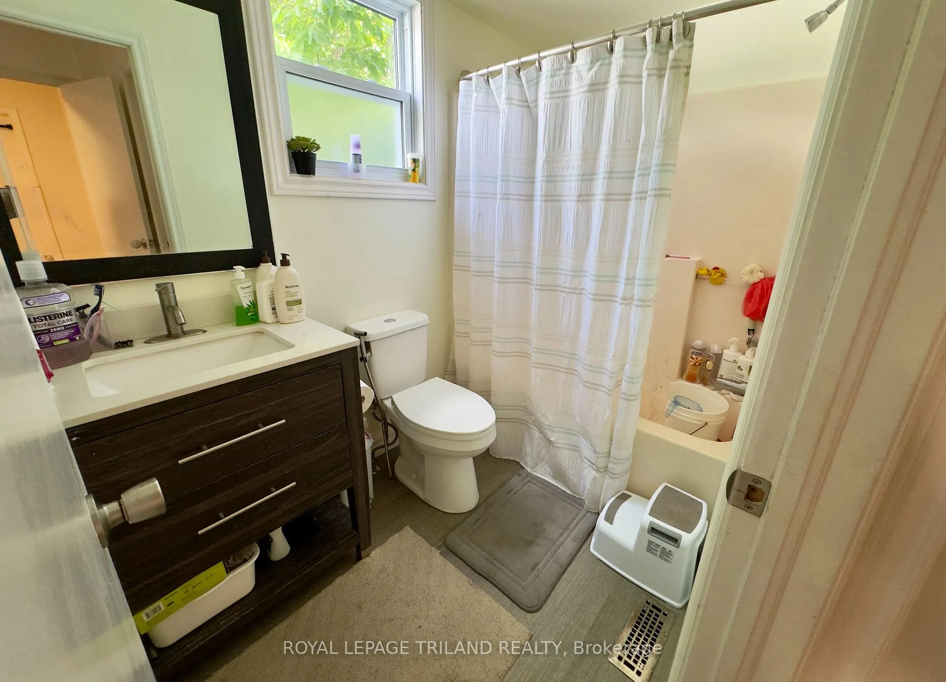 Photo 10 of 82 Meadowridge Road, London, North M — HOMEH