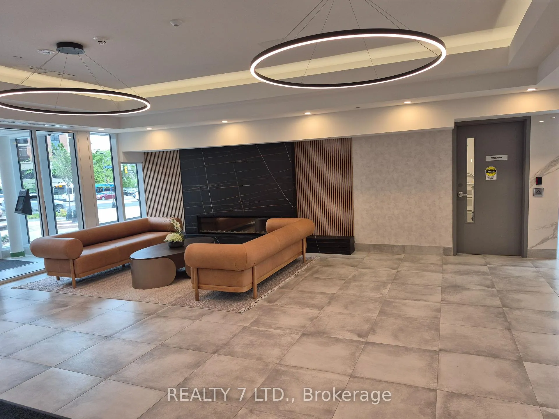 Photo 3 of Unit 1403, 705 Davis Drive, Newmarket, Huron Heights-Leslie Valley — HOMEH