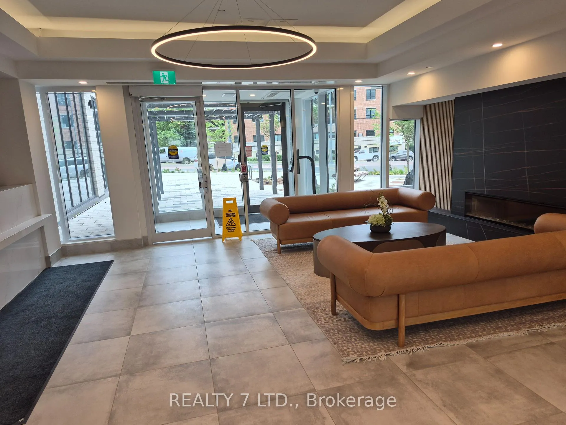 Photo 4 of Unit 1403, 705 Davis Drive, Newmarket, Huron Heights-Leslie Valley — HOMEH