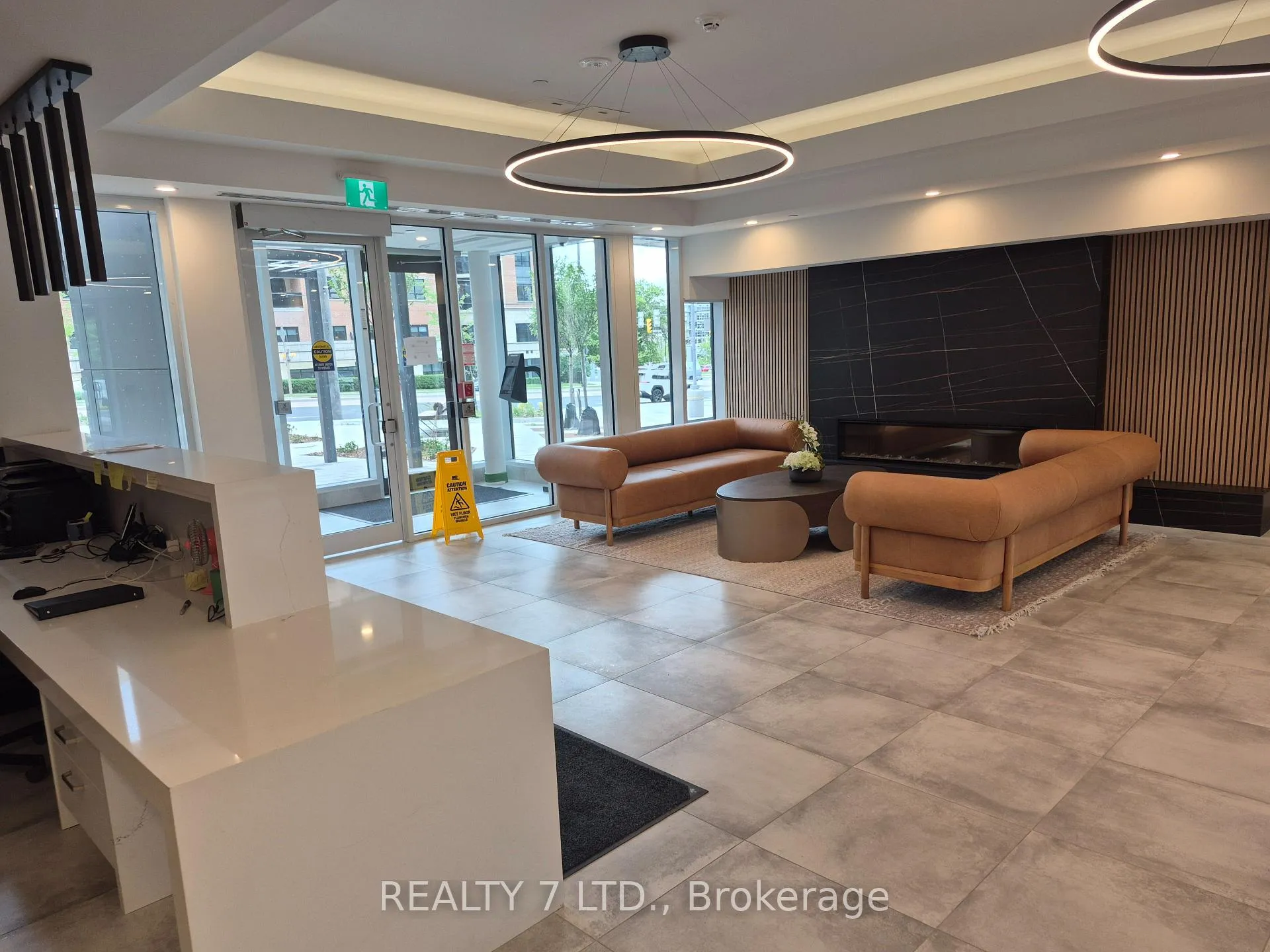 Photo 5 of Unit 1403, 705 Davis Drive, Newmarket, Huron Heights-Leslie Valley — HOMEH