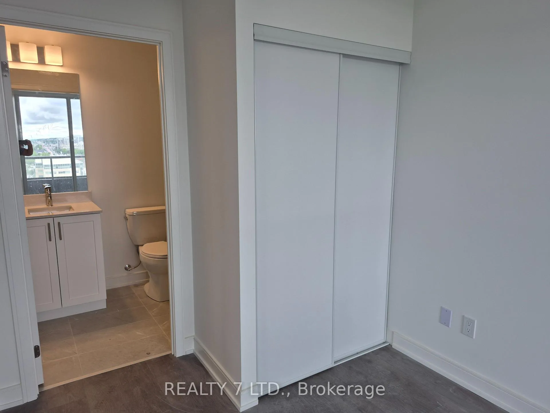 Photo 9 of Unit 1403, 705 Davis Drive, Newmarket, Huron Heights-Leslie Valley — HOMEH