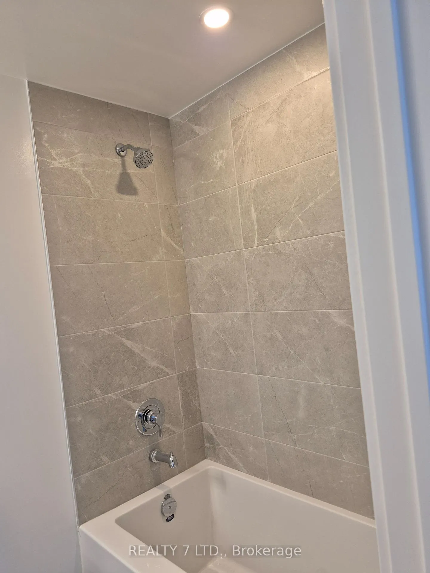 Photo 10 of Unit 1403, 705 Davis Drive, Newmarket, Huron Heights-Leslie Valley — HOMEH