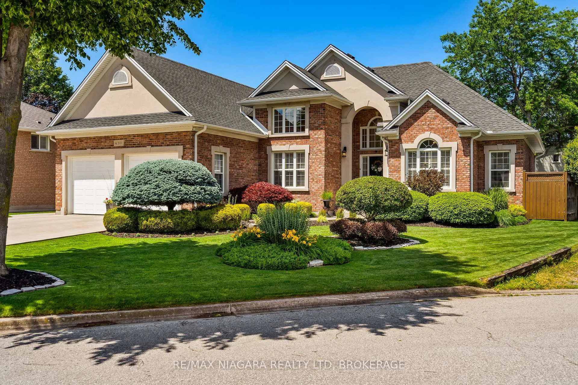 Photo 3 of 6301 Emma Street, Niagara Falls, Stamford — HOMEH