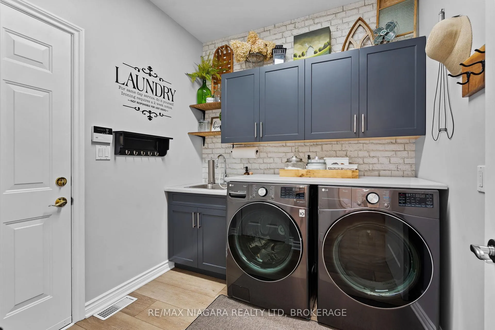 Photo 13 of 6301 Emma Street, Niagara Falls, Stamford — HOMEH