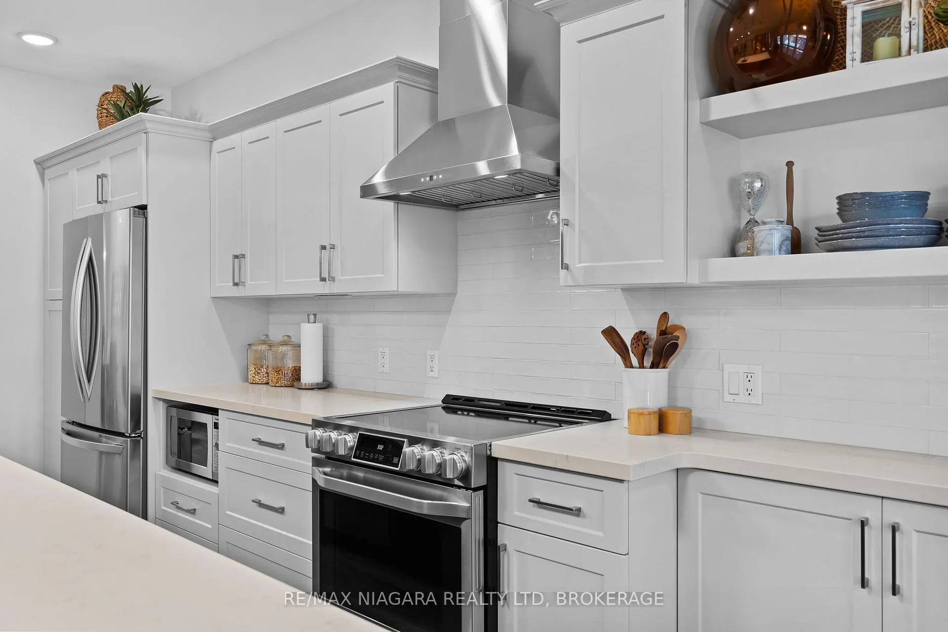 Photo 26 of 6301 Emma Street, Niagara Falls, Stamford — HOMEH