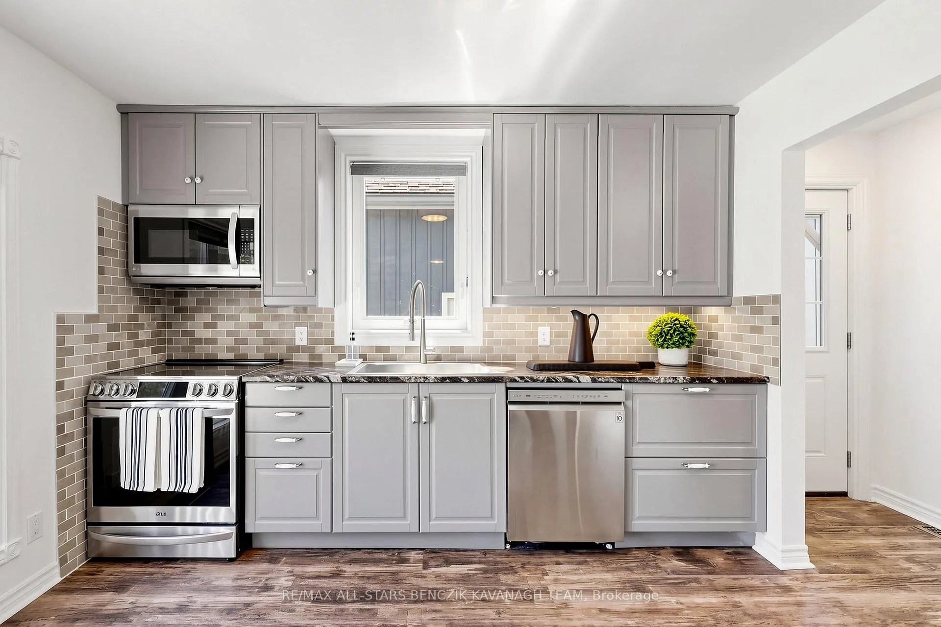 Photo 9 of 522 Sheppard Avenue, Pickering, Woodlands — HOMEH
