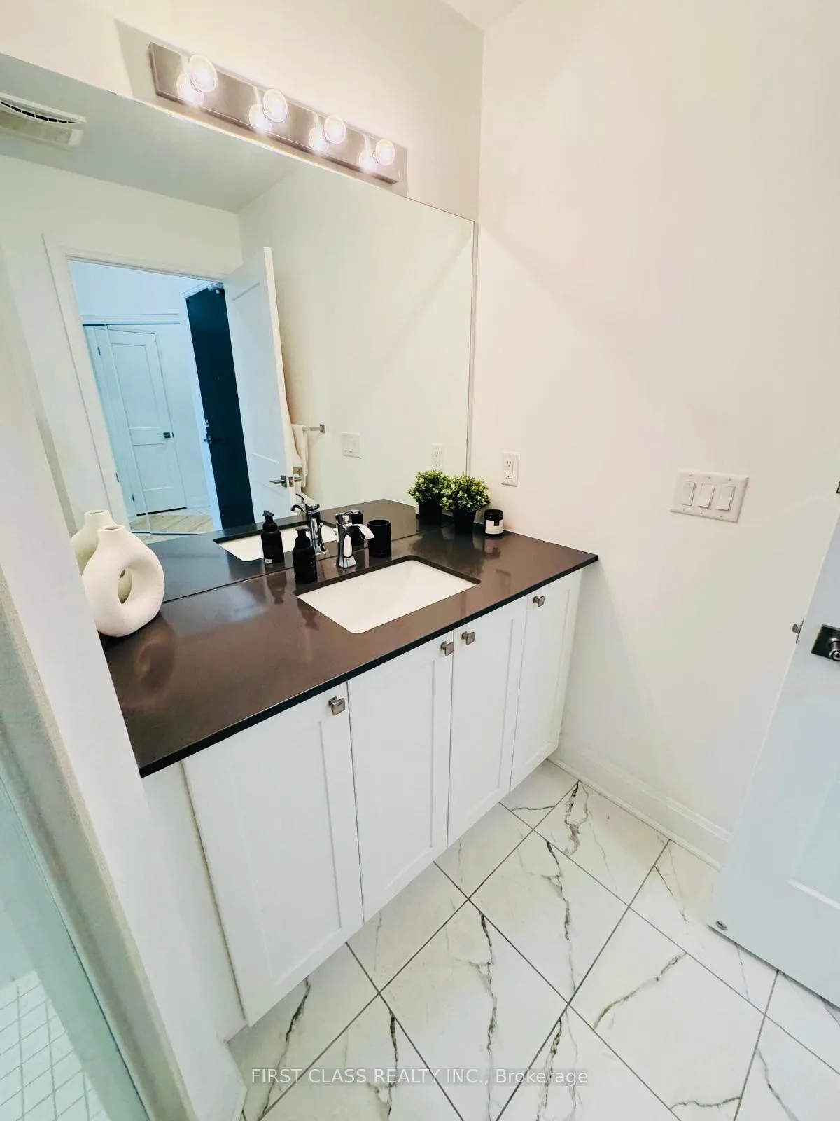 Photo 15 of Unit 306, 50 Lakebreeze Drive, Clarington, Newcastle — HOMEH