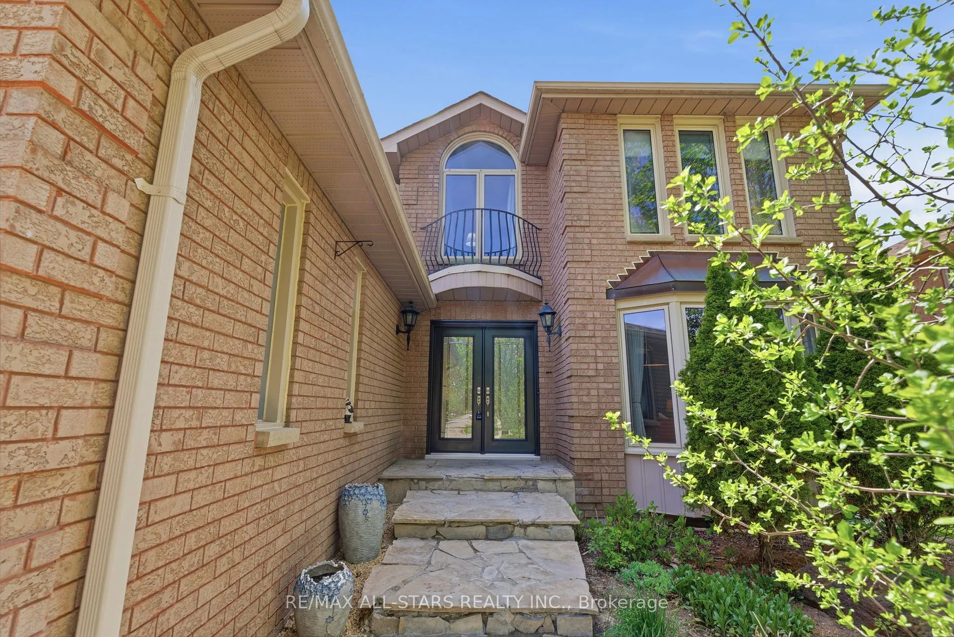 Photo 2 of 28 Testa Road, Uxbridge — HOMEH