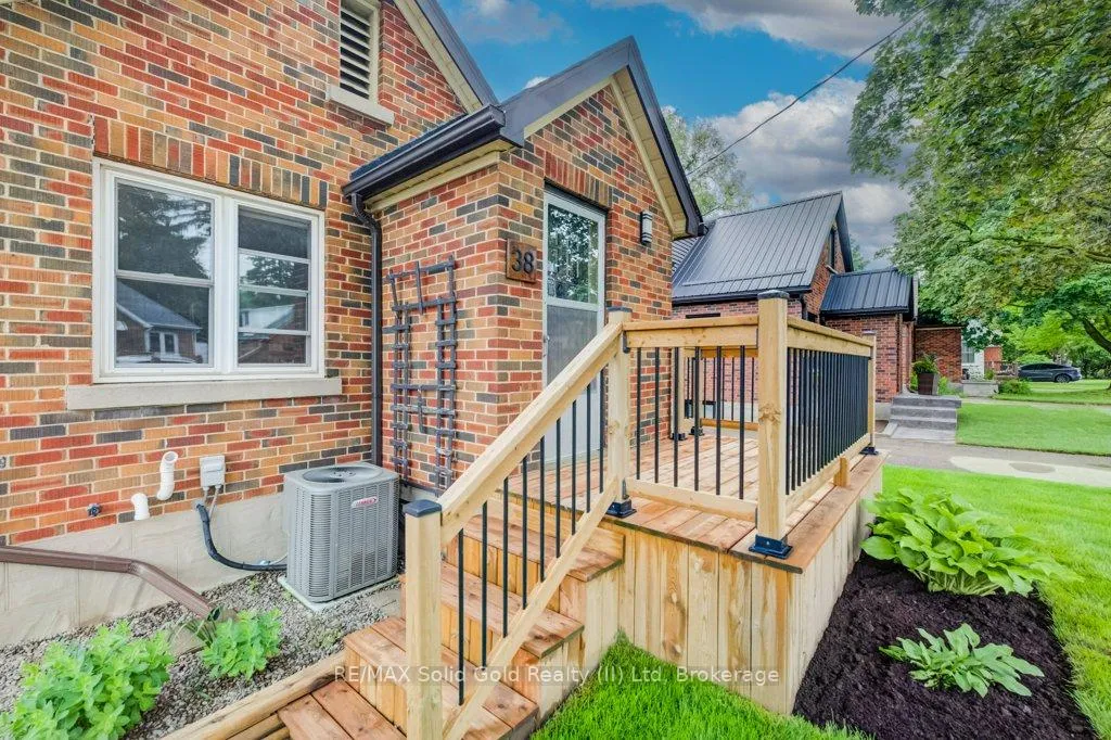 Photo 3 of 38 Sydney Street N, Kitchener — HOMEH