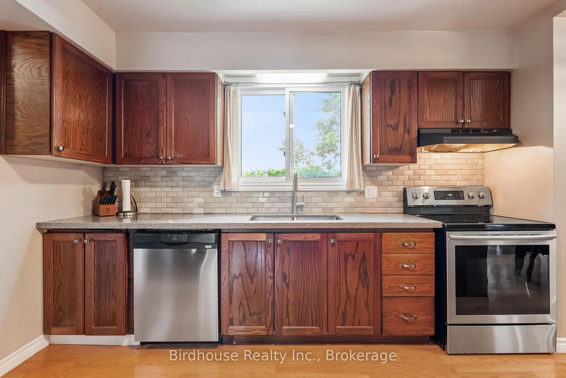 Photo 11 of 46 Corneil Street, Kawartha Lakes, Lindsay — HOMEH