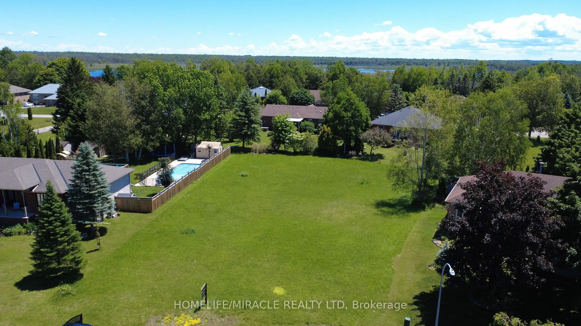 Photo 3 of 31 Fairway Crescent, Wasaga Beach — HOMEH