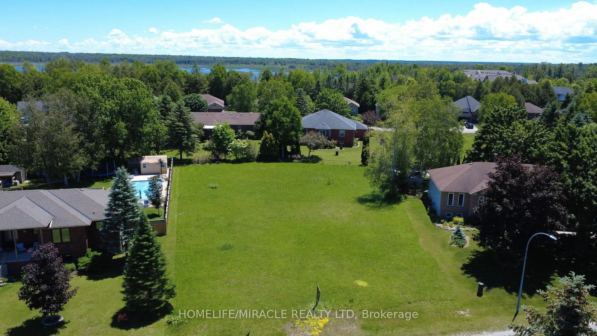 Photo 4 of 31 Fairway Crescent, Wasaga Beach — HOMEH