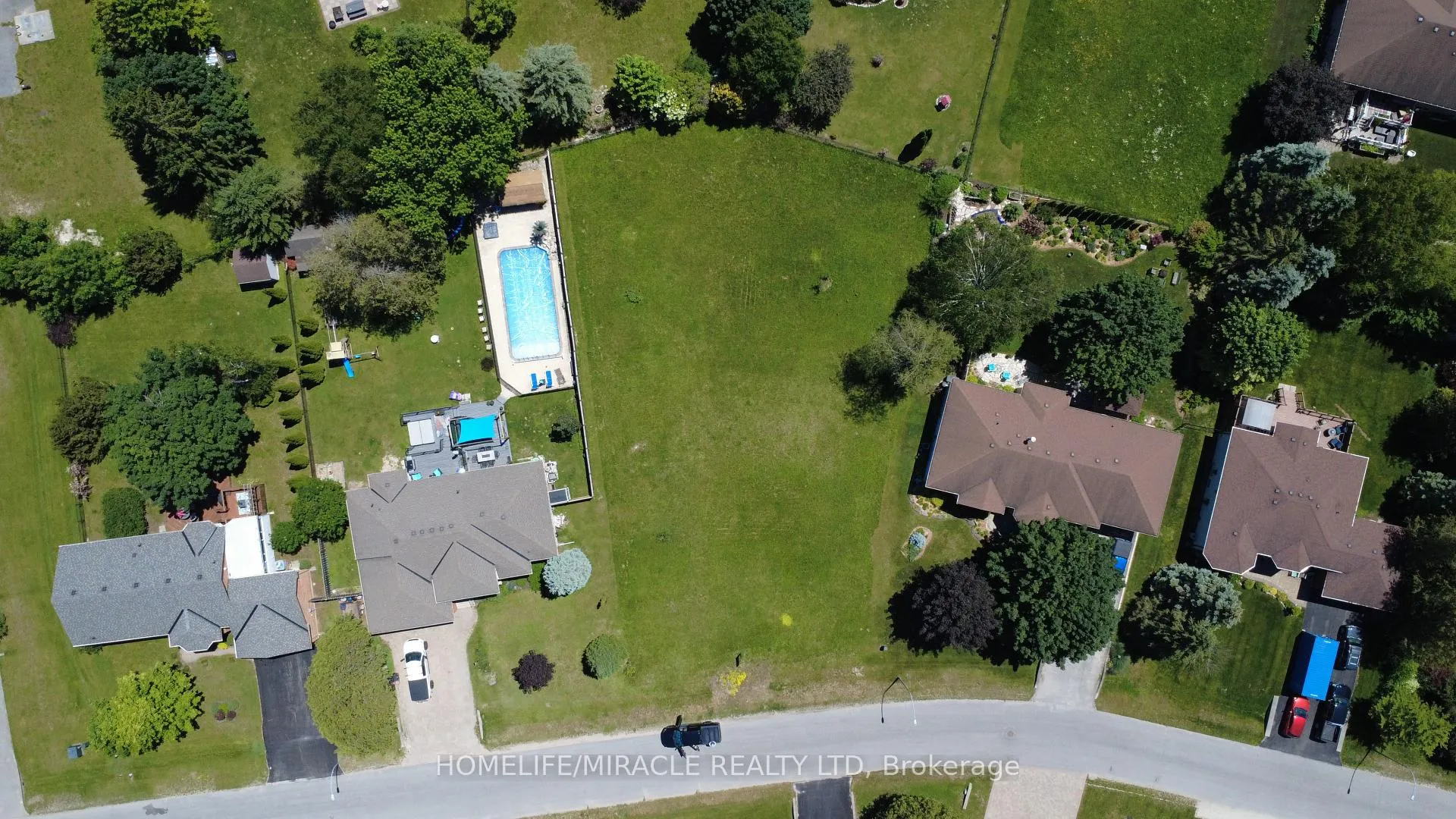 Photo 5 of 31 Fairway Crescent, Wasaga Beach — HOMEH