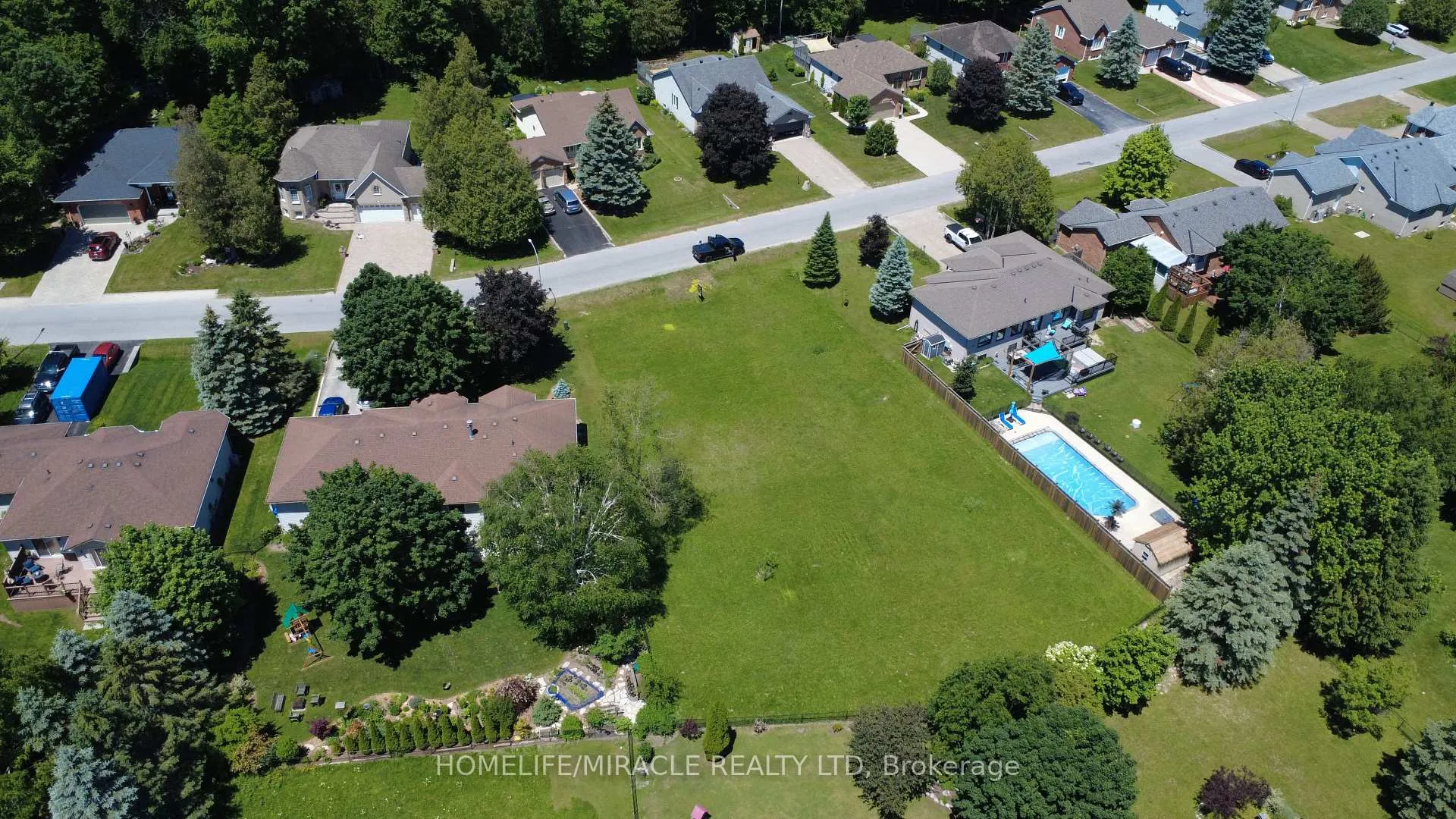 Photo 7 of 31 Fairway Crescent, Wasaga Beach — HOMEH