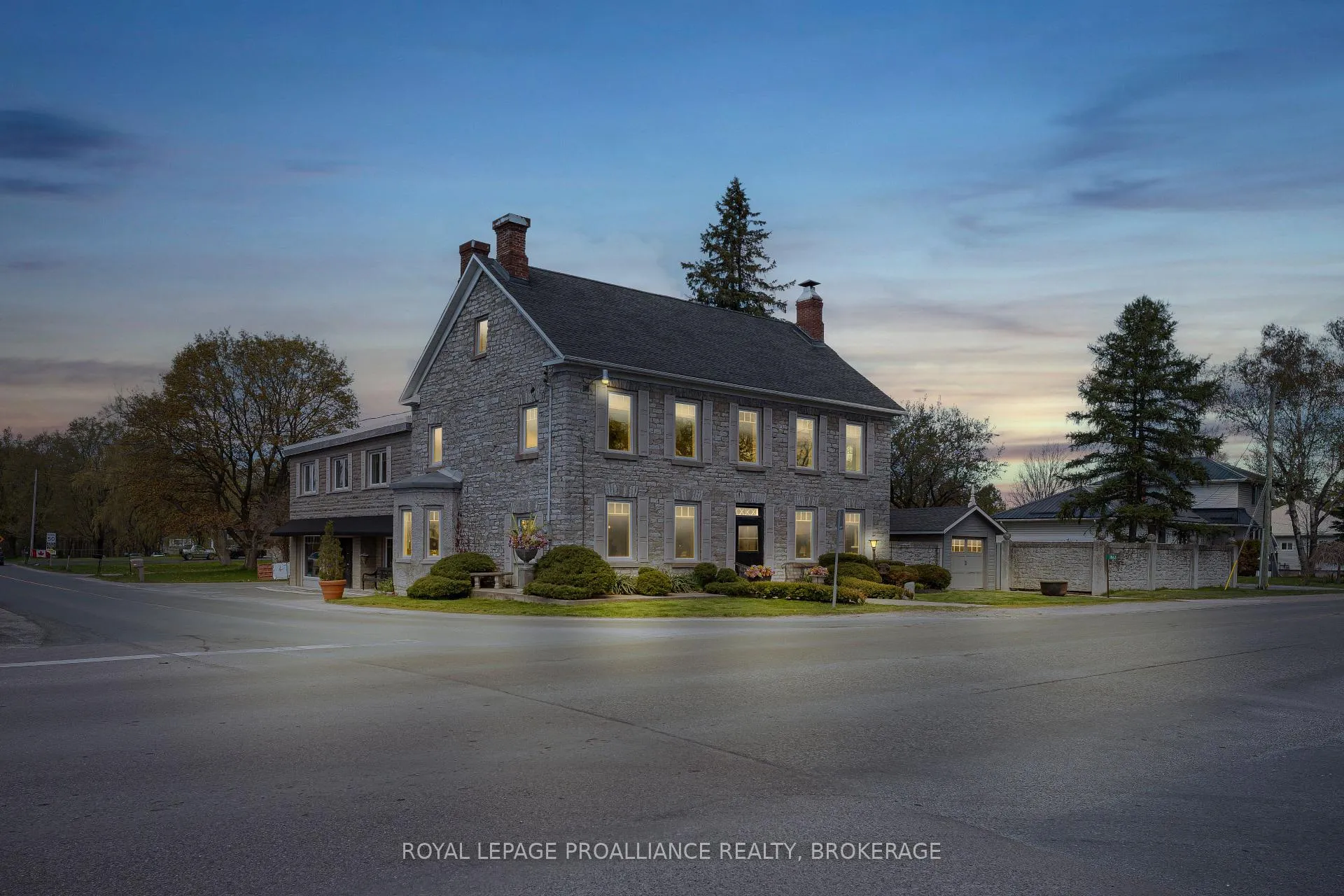 Photo 2 of 1863 Sydenham Road, Kingston, City North of 401 — HOMEH