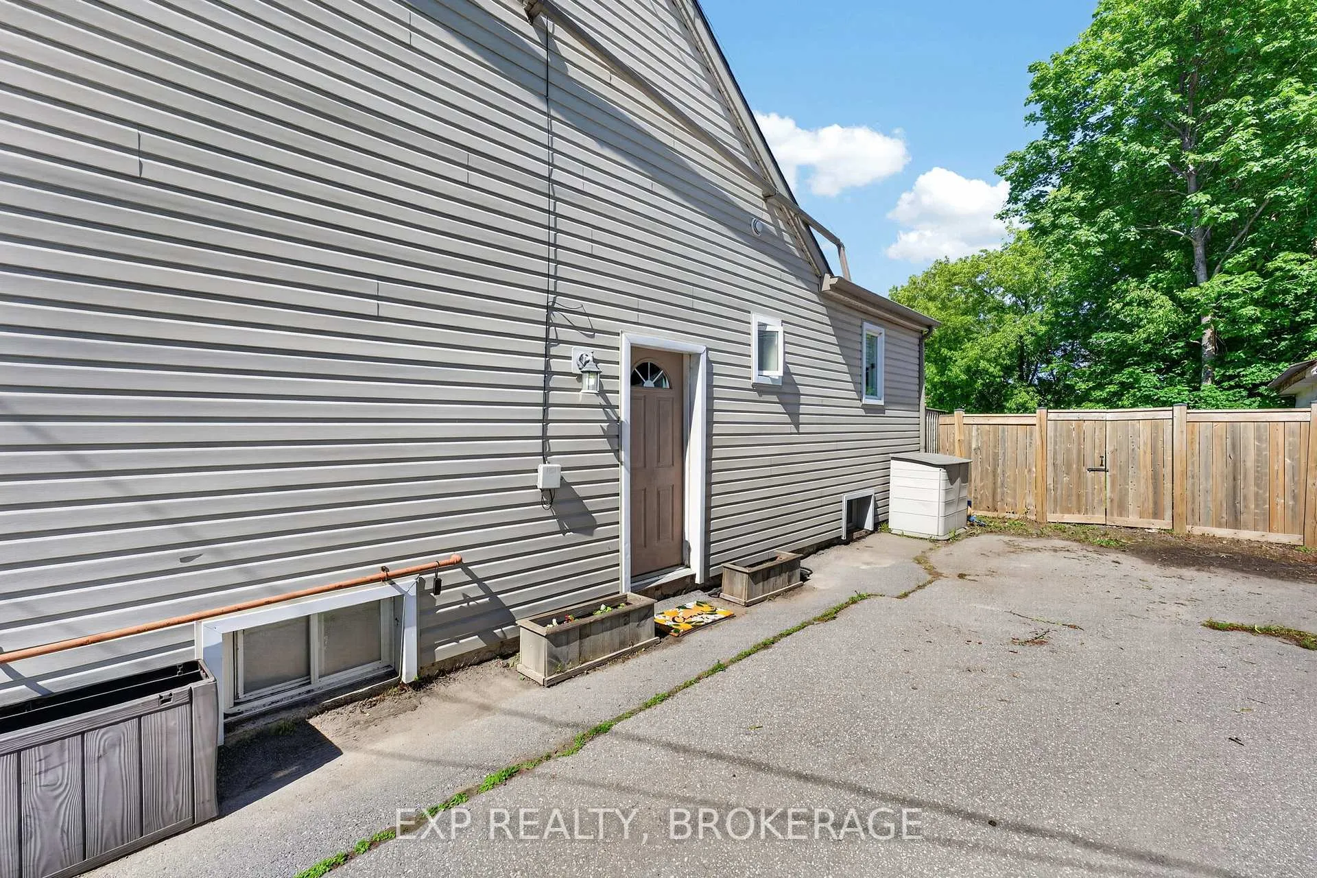 Photo 34 of 911 Division Street, Kingston, East of Sir John A. Blvd — HOMEH