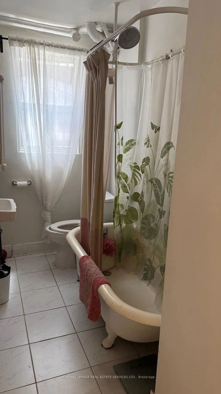 Photo 5 of Unit C, 136 Avenue Road, Toronto, The Annex — HOMEH