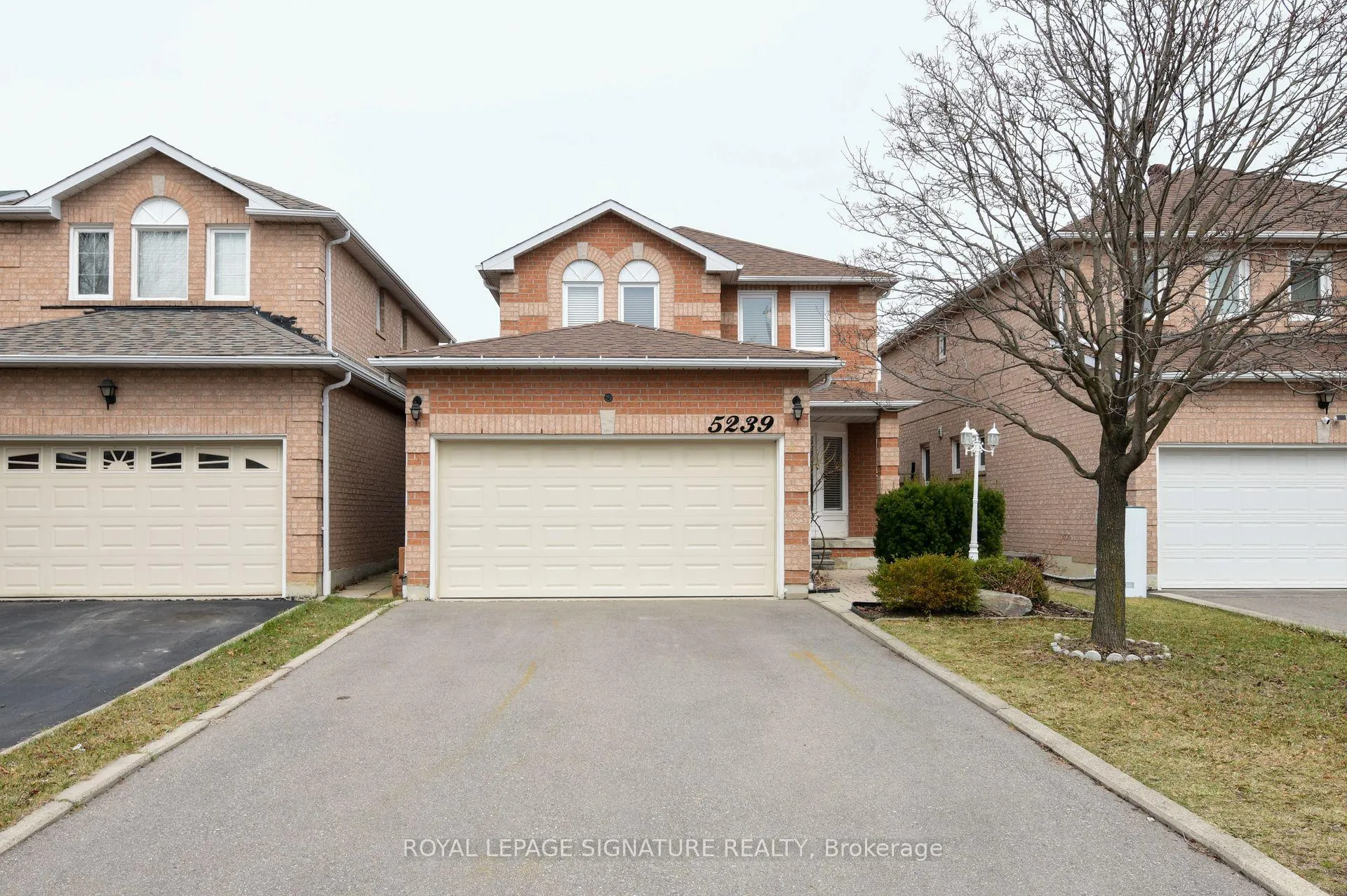 Front of 5239 River Forest Court