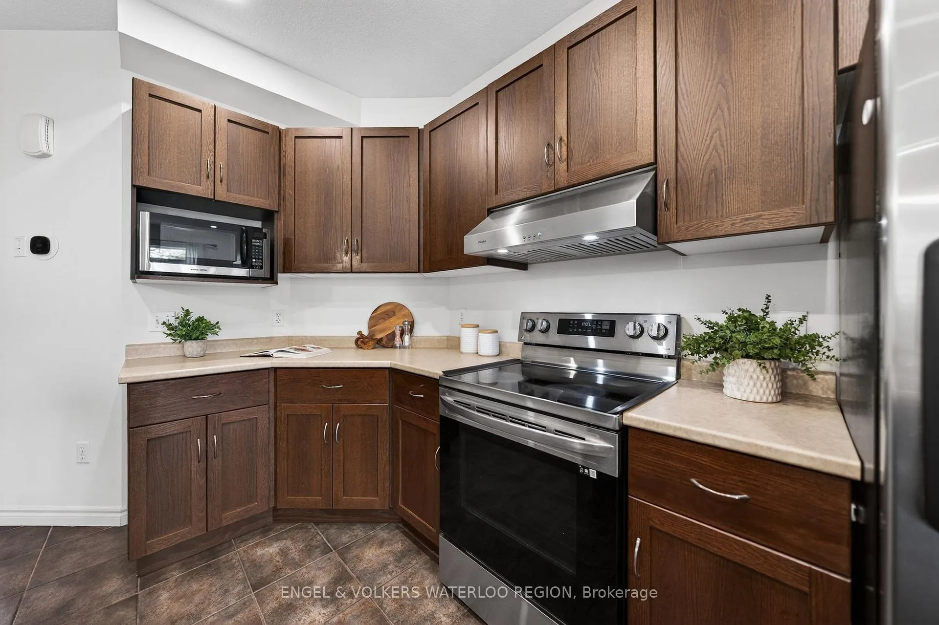 Photo 13 of 533 Wasaga Crescent, Waterloo — HOMEH
