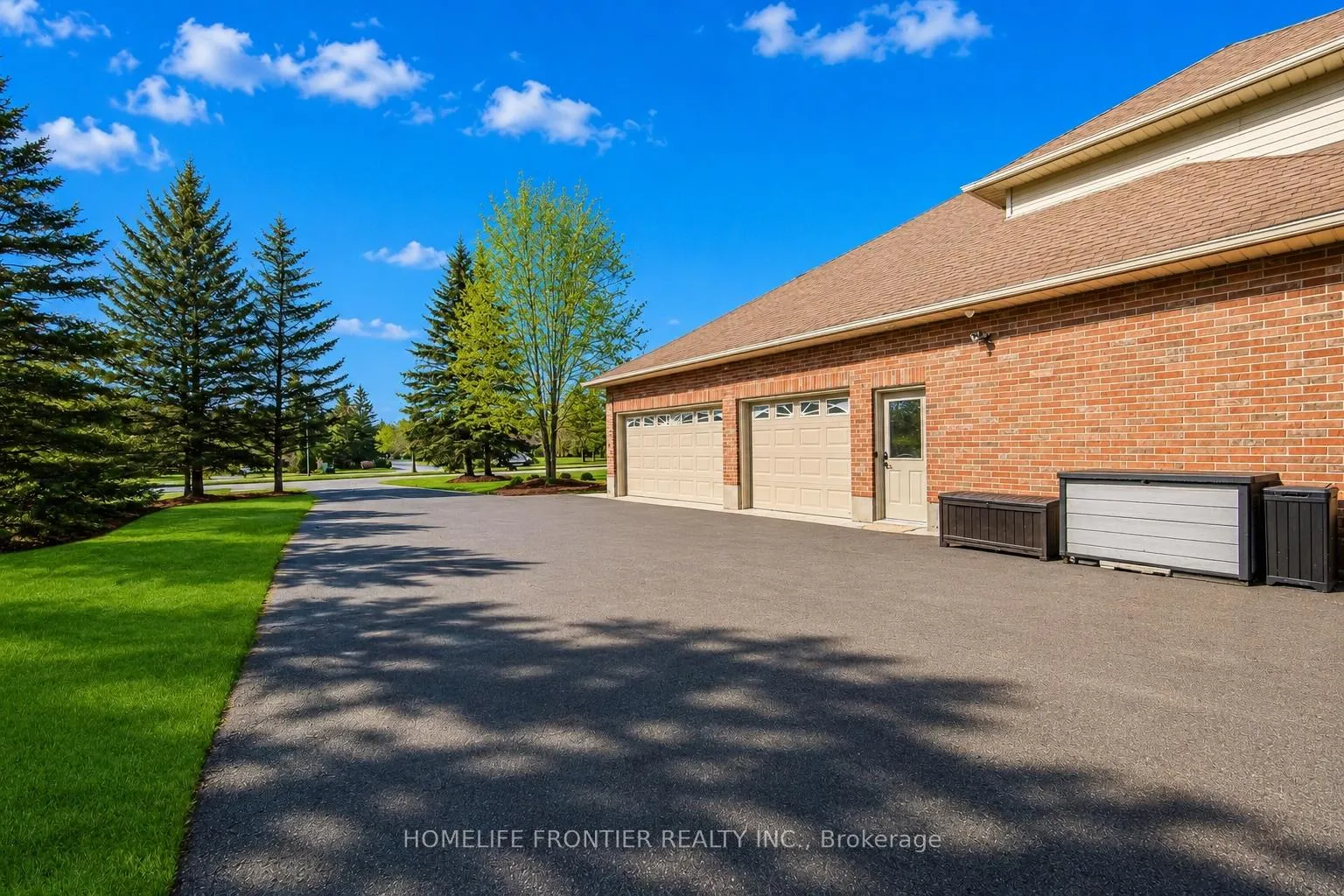 Photo 3 of 17 Bridle Path, Puslinch, Rural Puslinch East — HOMEH