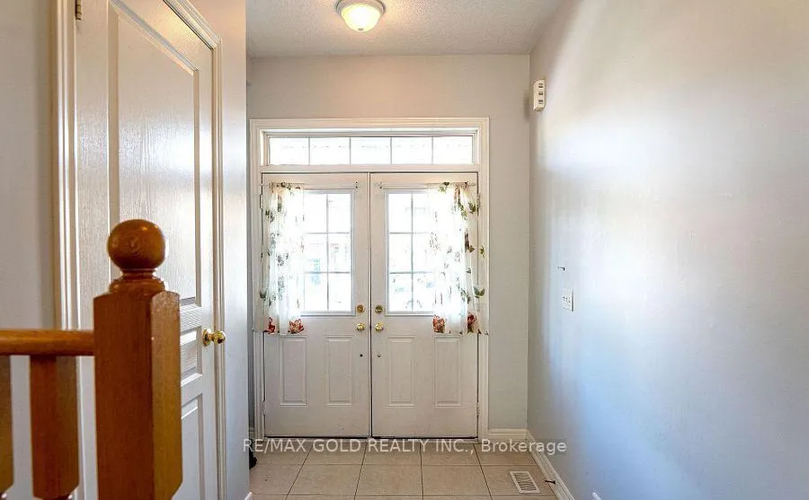 Photo 3 of Unit 1, 11 Vanderpool Crescent, Brampton, Bram East — HOMEH