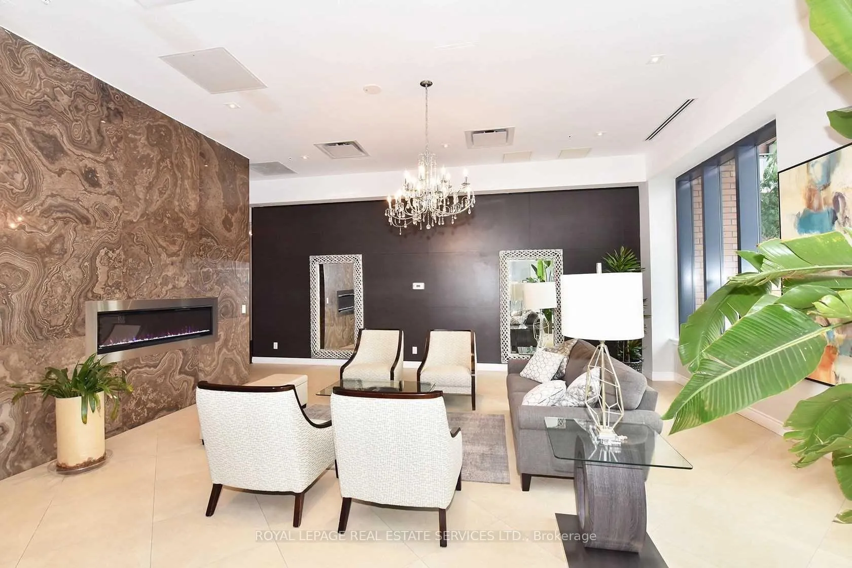 Photo 4 of Unit 306, 11611 Yonge Street, Richmond Hill, Jefferson — HOMEH