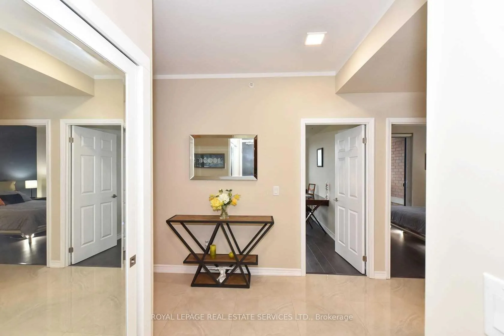 Photo 5 of Unit 306, 11611 Yonge Street, Richmond Hill, Jefferson — HOMEH