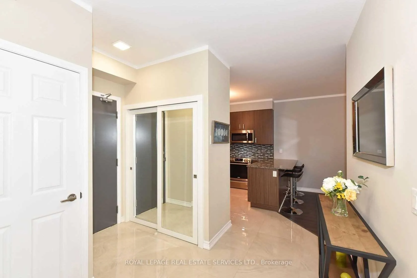 Photo 8 of Unit 306, 11611 Yonge Street, Richmond Hill, Jefferson — HOMEH