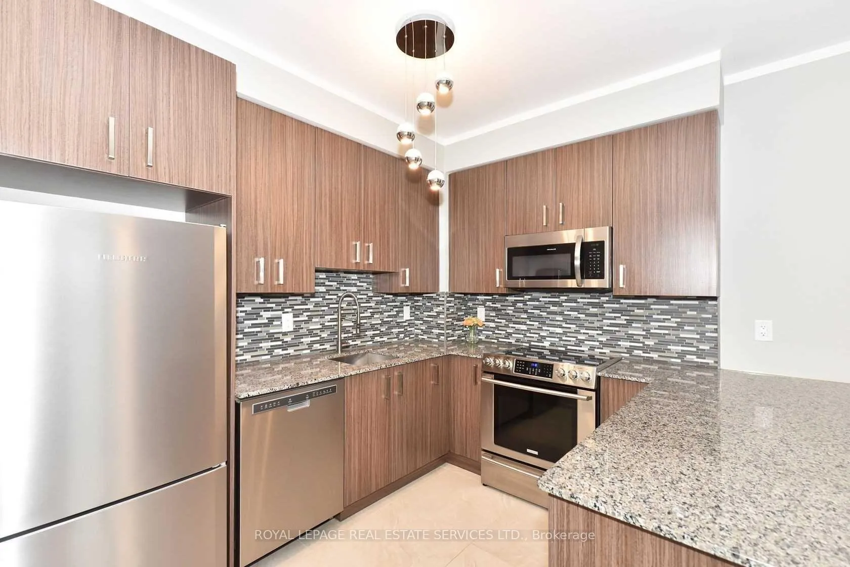 Photo 17 of Unit 306, 11611 Yonge Street, Richmond Hill, Jefferson — HOMEH