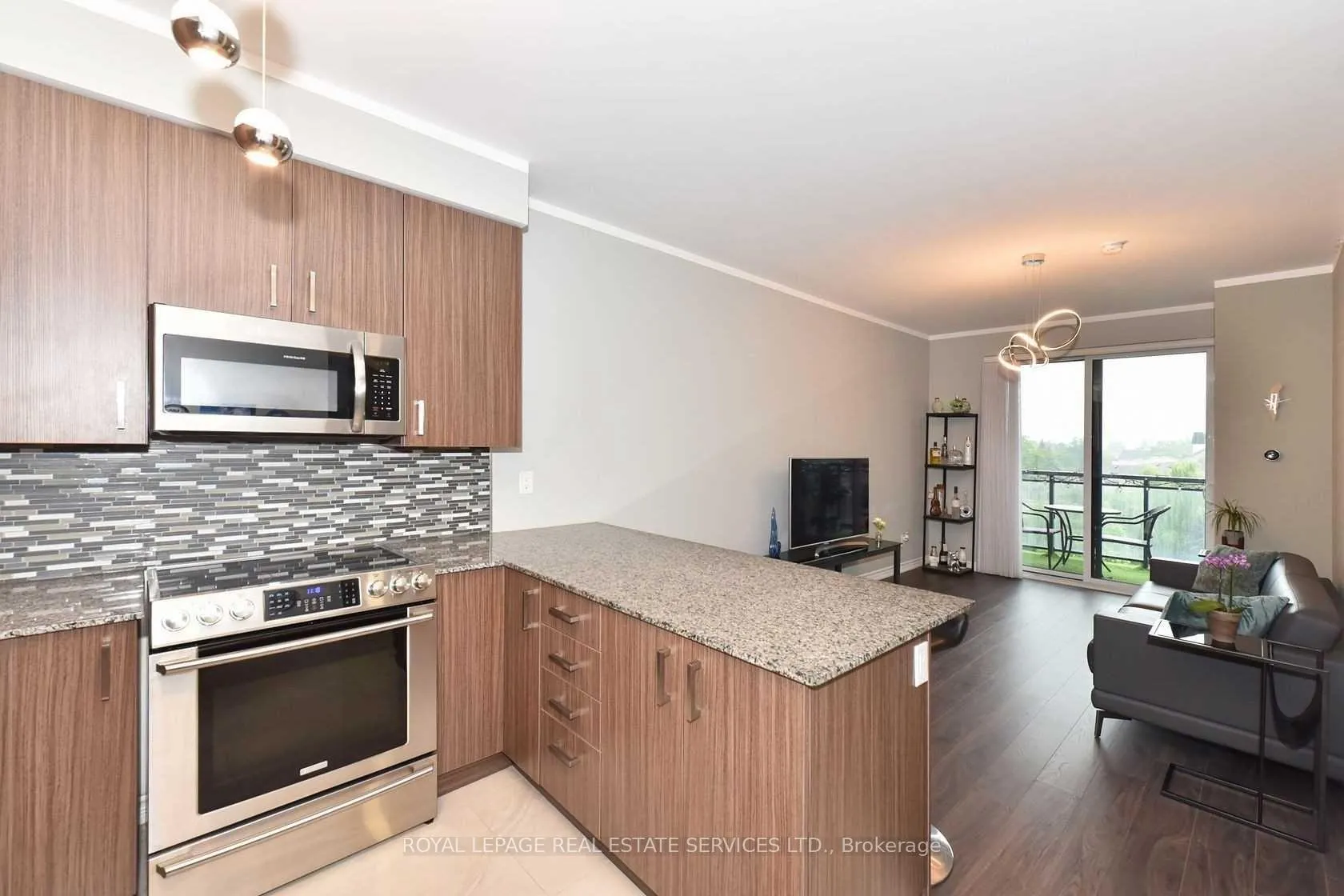 Photo 19 of Unit 306, 11611 Yonge Street, Richmond Hill, Jefferson — HOMEH