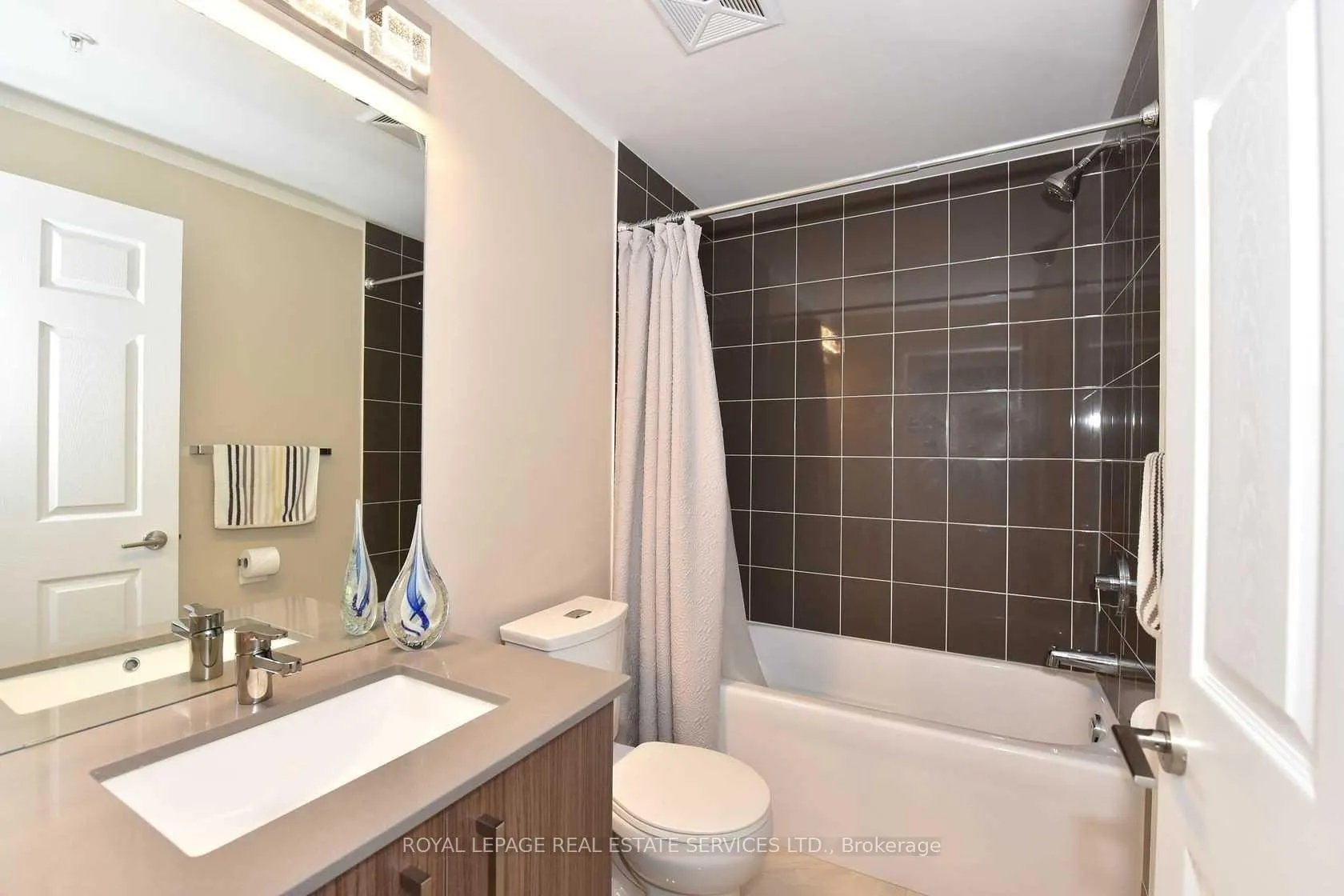 Photo 20 of Unit 306, 11611 Yonge Street, Richmond Hill, Jefferson — HOMEH