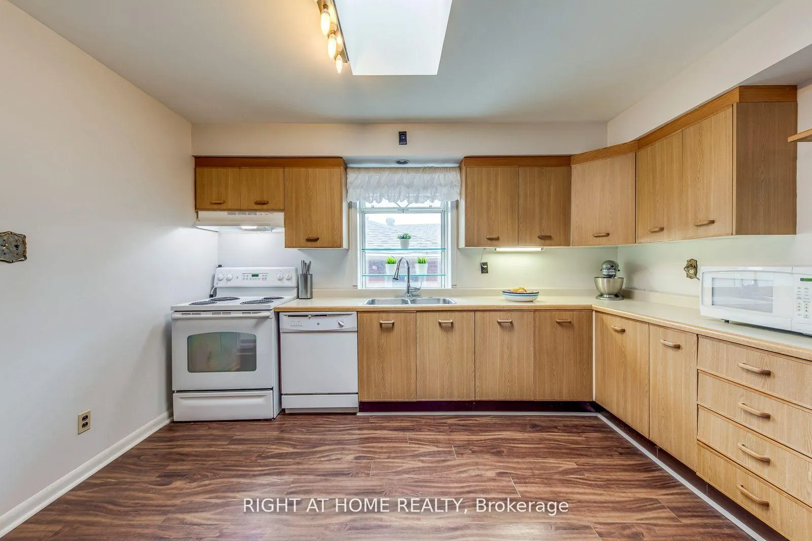 Photo 14 of 145 Highland Park Boulevard, Markham, Grandview — HOMEH