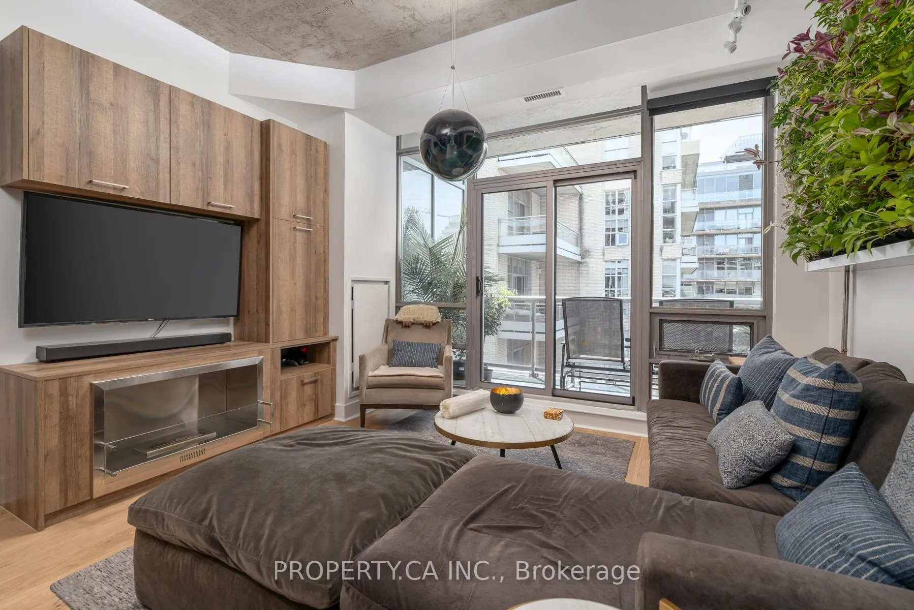 Front of Unit 805, 399 Adelaide Street W