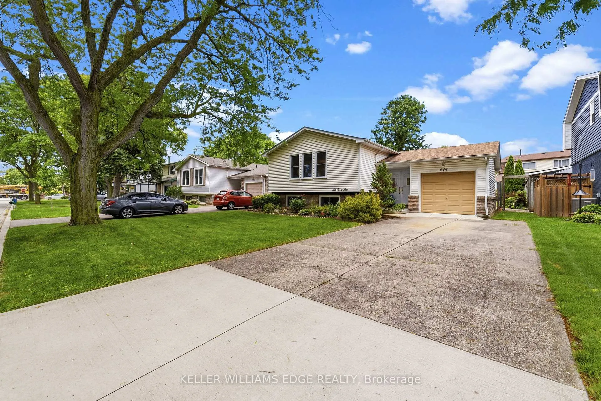 Photo 2 of 644 Lomond Crescent, Burlington, Shoreacres — HOMEH