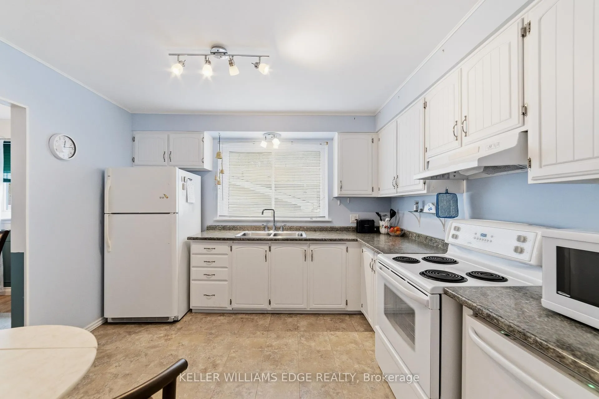 Photo 12 of 644 Lomond Crescent, Burlington, Shoreacres — HOMEH