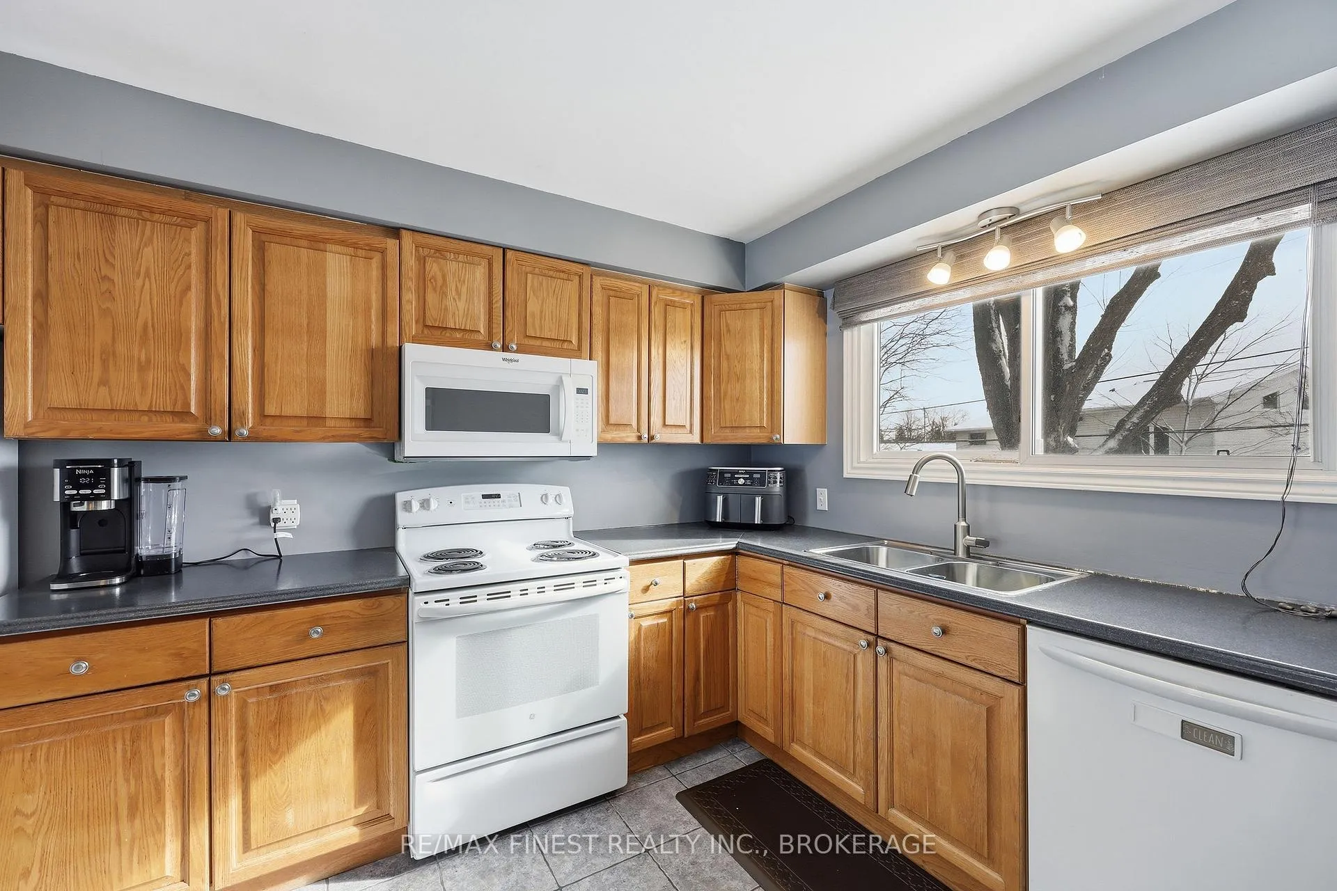 Photo 5 of 140 Falkirk Terrace, Kingston, City SouthWest — HOMEH