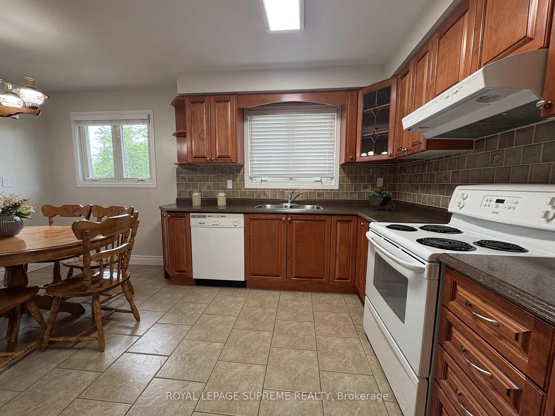 Photo 11 of 966 Lovingston Crescent, Mississauga, Rathwood — HOMEH