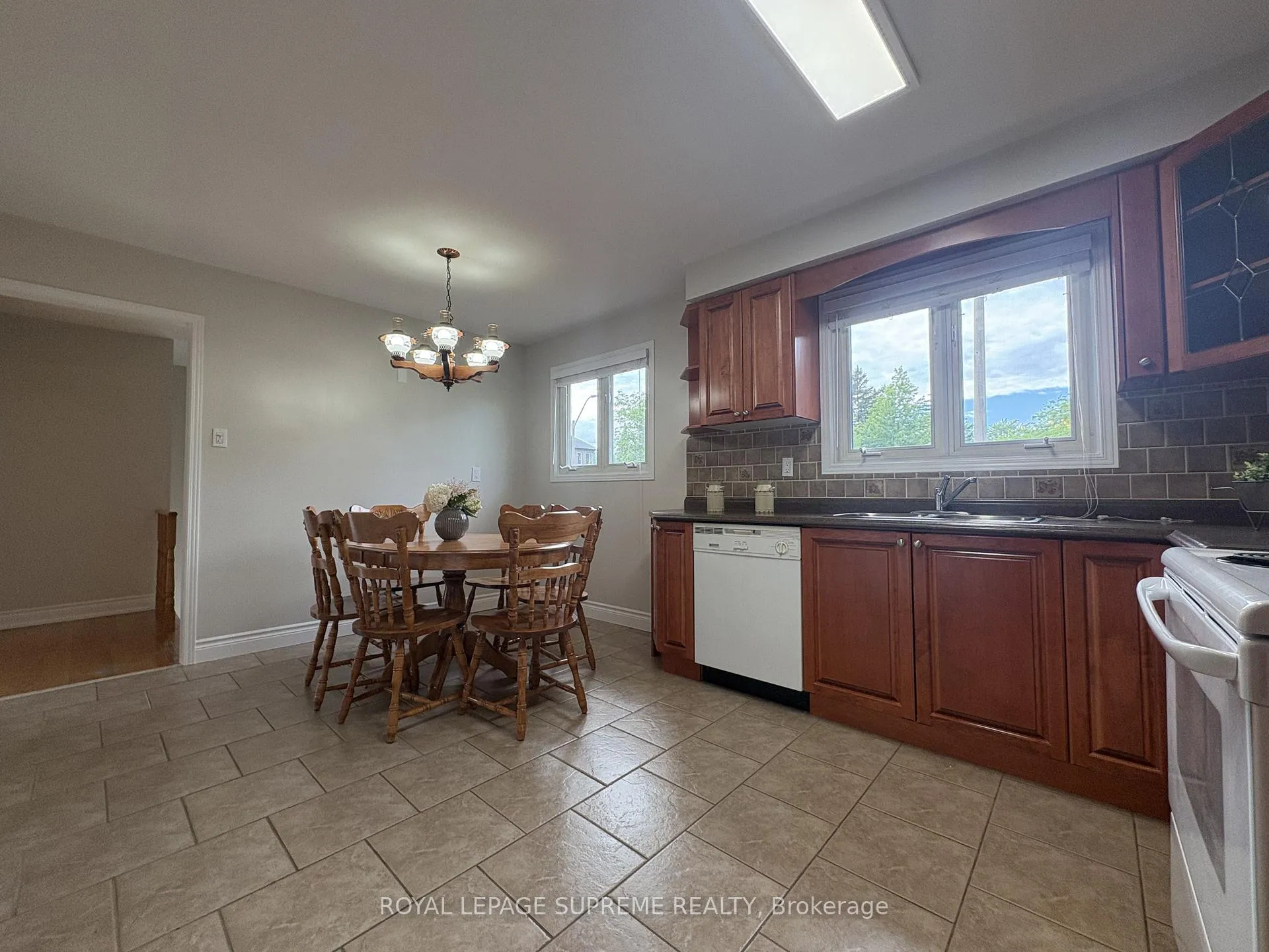 Photo 12 of 966 Lovingston Crescent, Mississauga, Rathwood — HOMEH